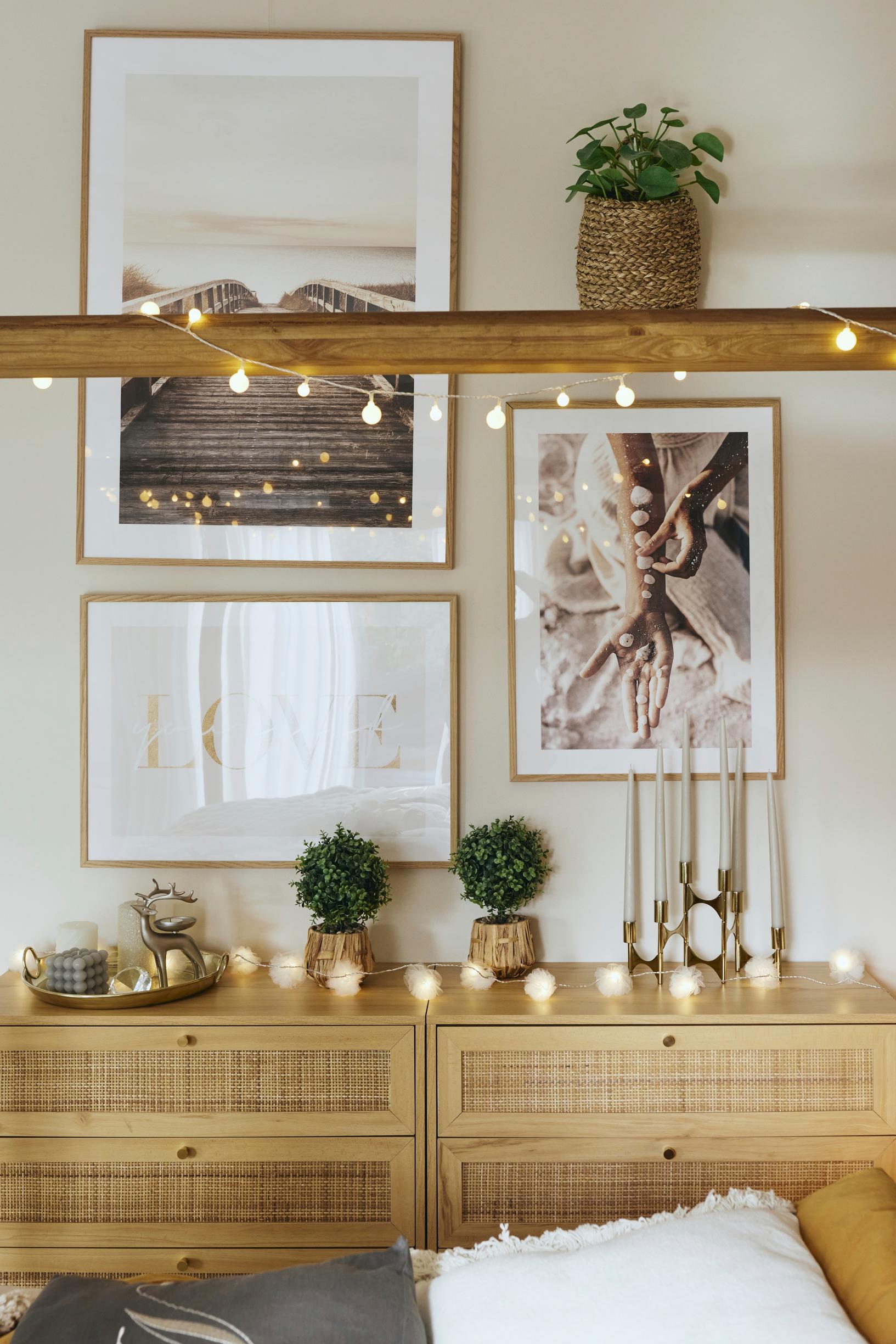 Säilytyslipasto ja taulut koristavat parin makuuhuonetta. Pimeinä iltoina Tiina ja Miku käpertyvät sänkyyn kirjojen kanssa ja sytyttävät kynttilät sekä lipastolle ja sänkyyn ripustetut tunnelmavalot.