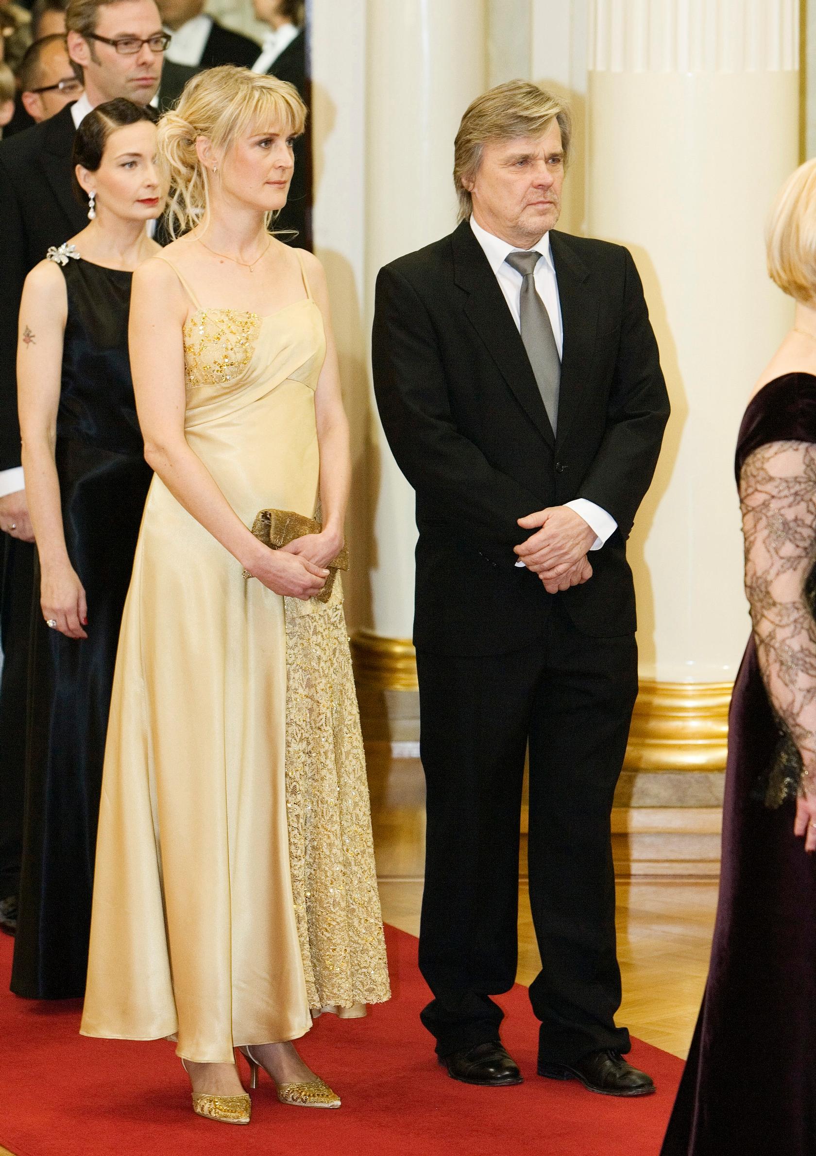 MIlka Ahlroth kultamekkolookissaan Linnan juhlissa vuonna 2015. Seurana puoliso Matti Ijäs. Kuva: Petri Mulari