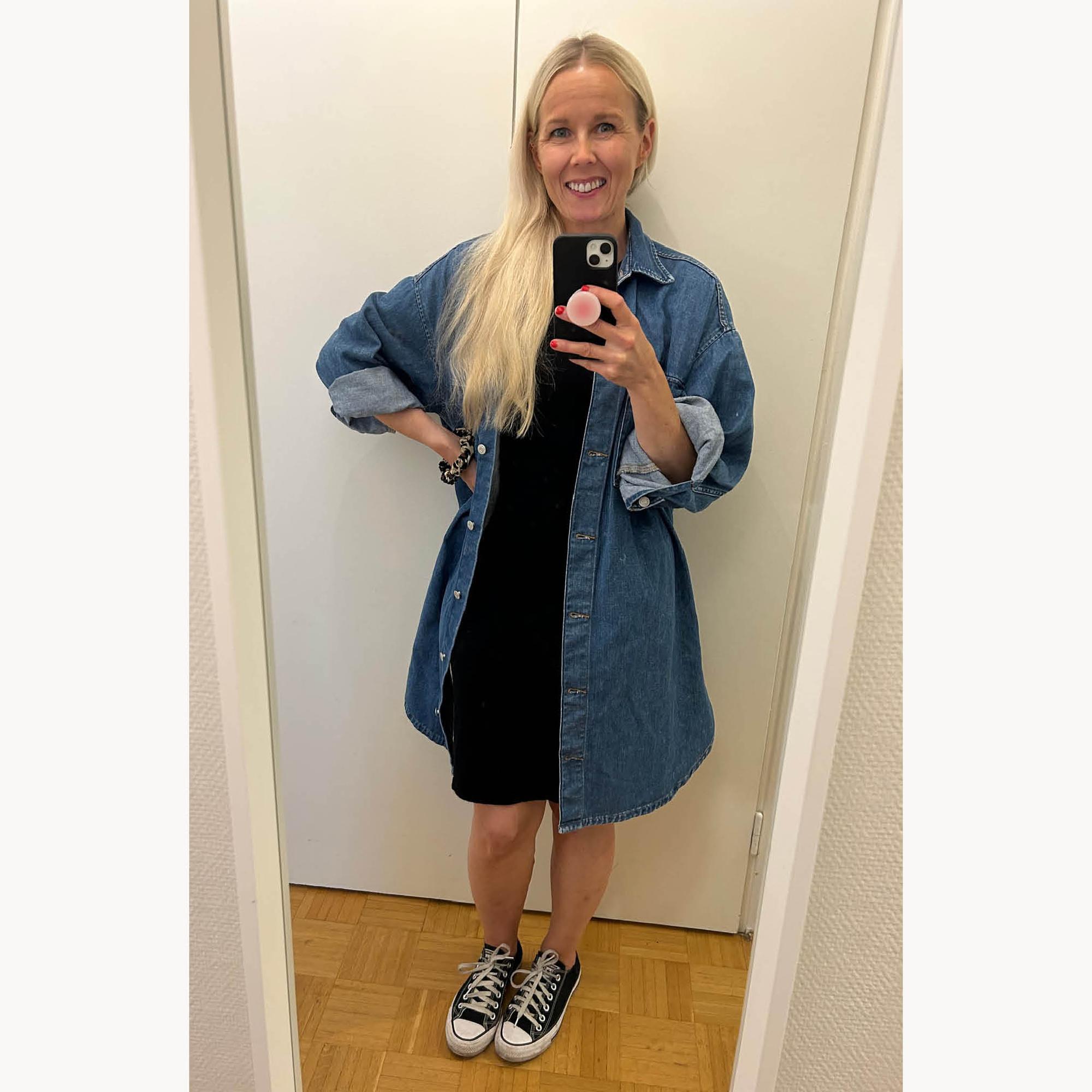 Oversize-farkkumekko kirpputorilta. Tennarit Converse.