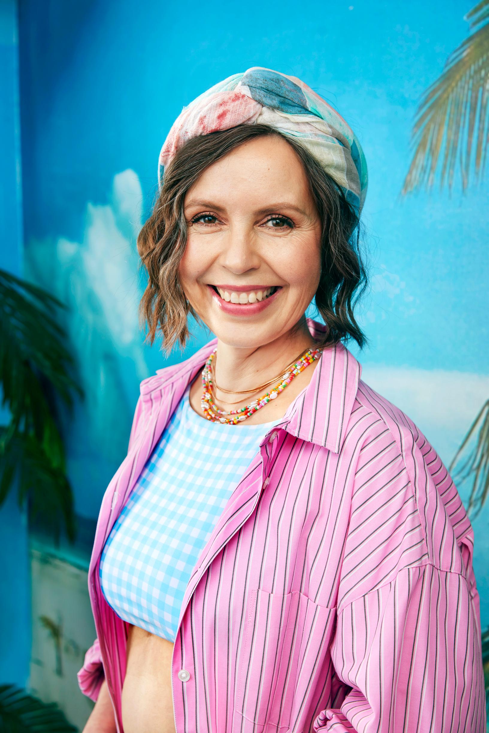 Suojaa hiukset rannalla – näin kiedot huivin päähän trendikkäästi