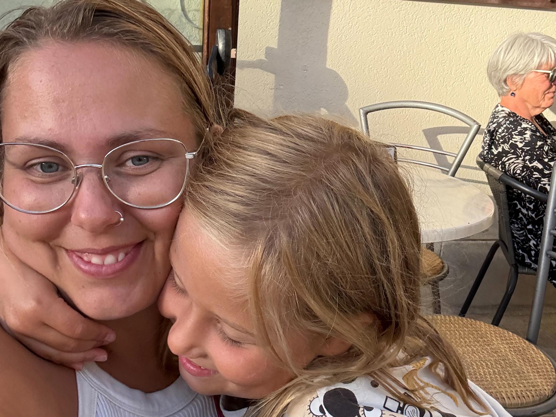 Mirjam, 33, muutti 5-henkisen perheensä kanssa matkailuautoon ja johtaa sieltä muotibrändiä: ”Halusimme oppia tuntemaan lapsemme paremmin”