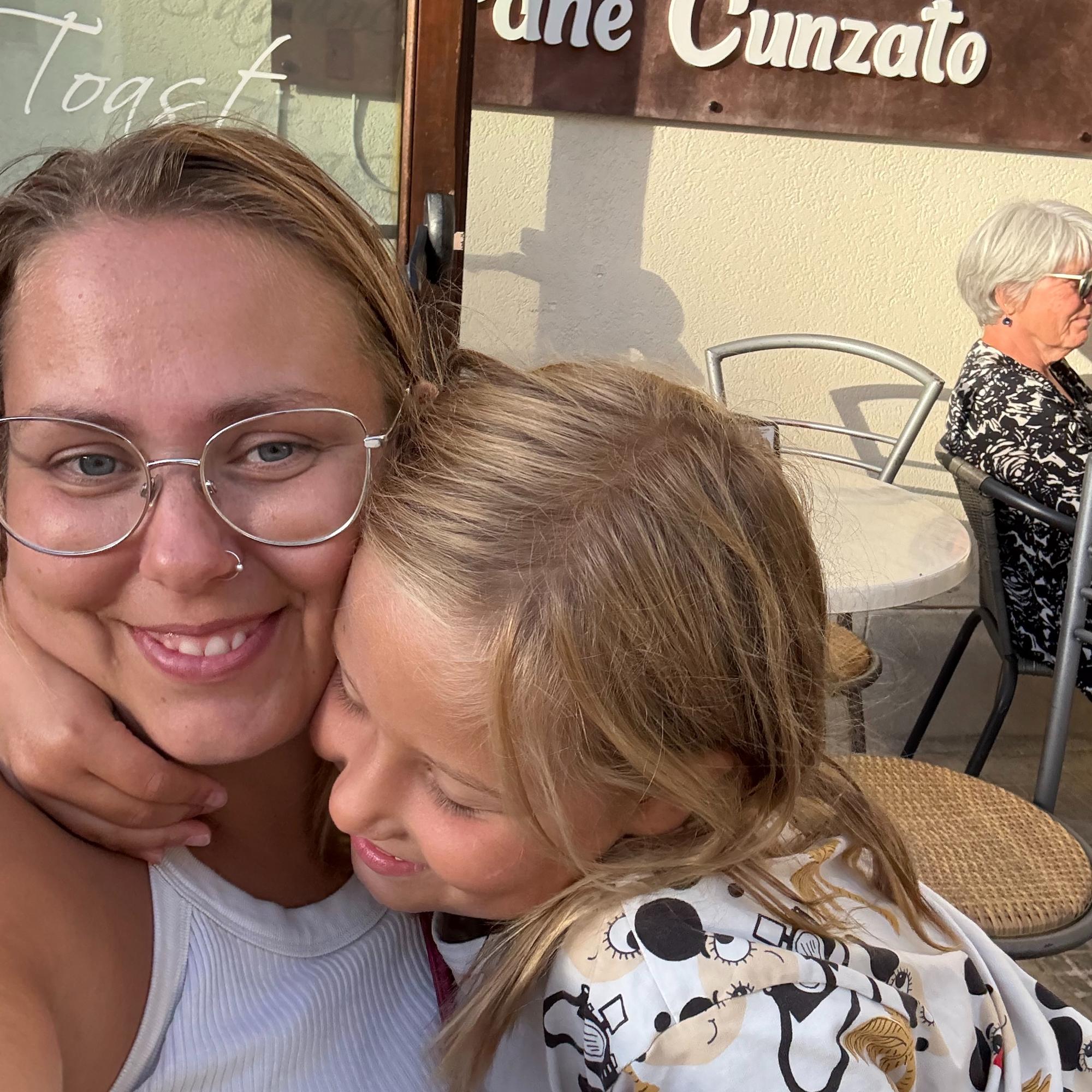 Mirjam, 33, muutti 5-henkisen perheensä kanssa matkailuautoon ja johtaa sieltä muotibrändiä: ”Halusimme oppia tuntemaan lapsemme paremmin”