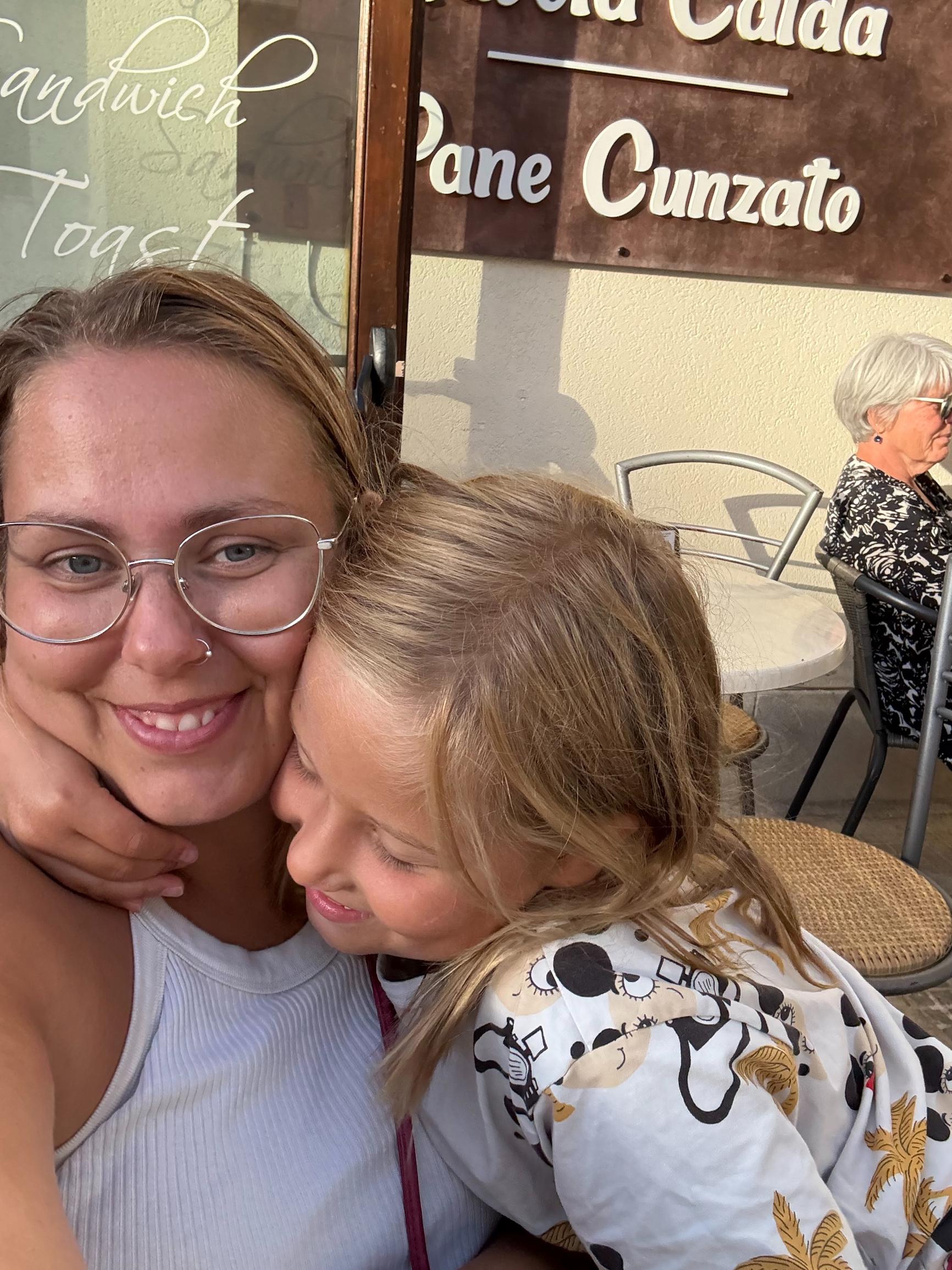 Mirjam, 33, muutti 5-henkisen perheensä kanssa matkailuautoon ja johtaa sieltä muotibrändiä: ”Halusimme oppia tuntemaan lapsemme paremmin”