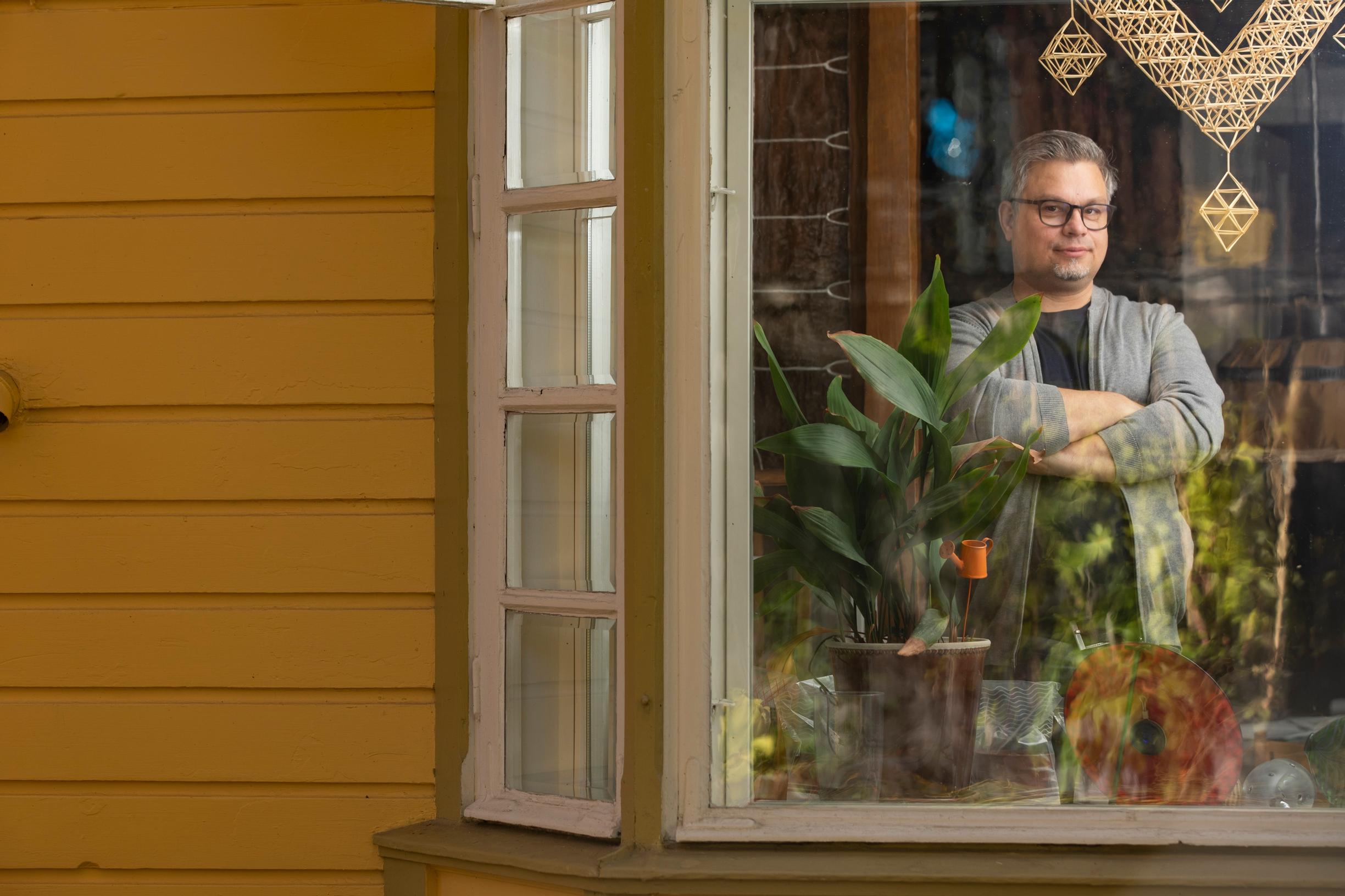 Tommi Kinnunen on remontoinut kotinsa ja mökkinsä yhdessä puolisonsa kanssa.