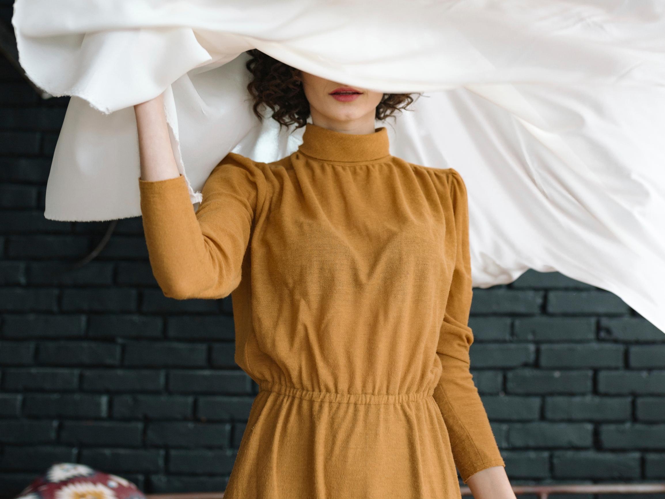 ”Soittelen joskus eksäni kanssa, enkä kerro siitä nykyiselle miehelleni” – suomalaiset kertovat, kenelle valehtelevat ja missä tilanteissa