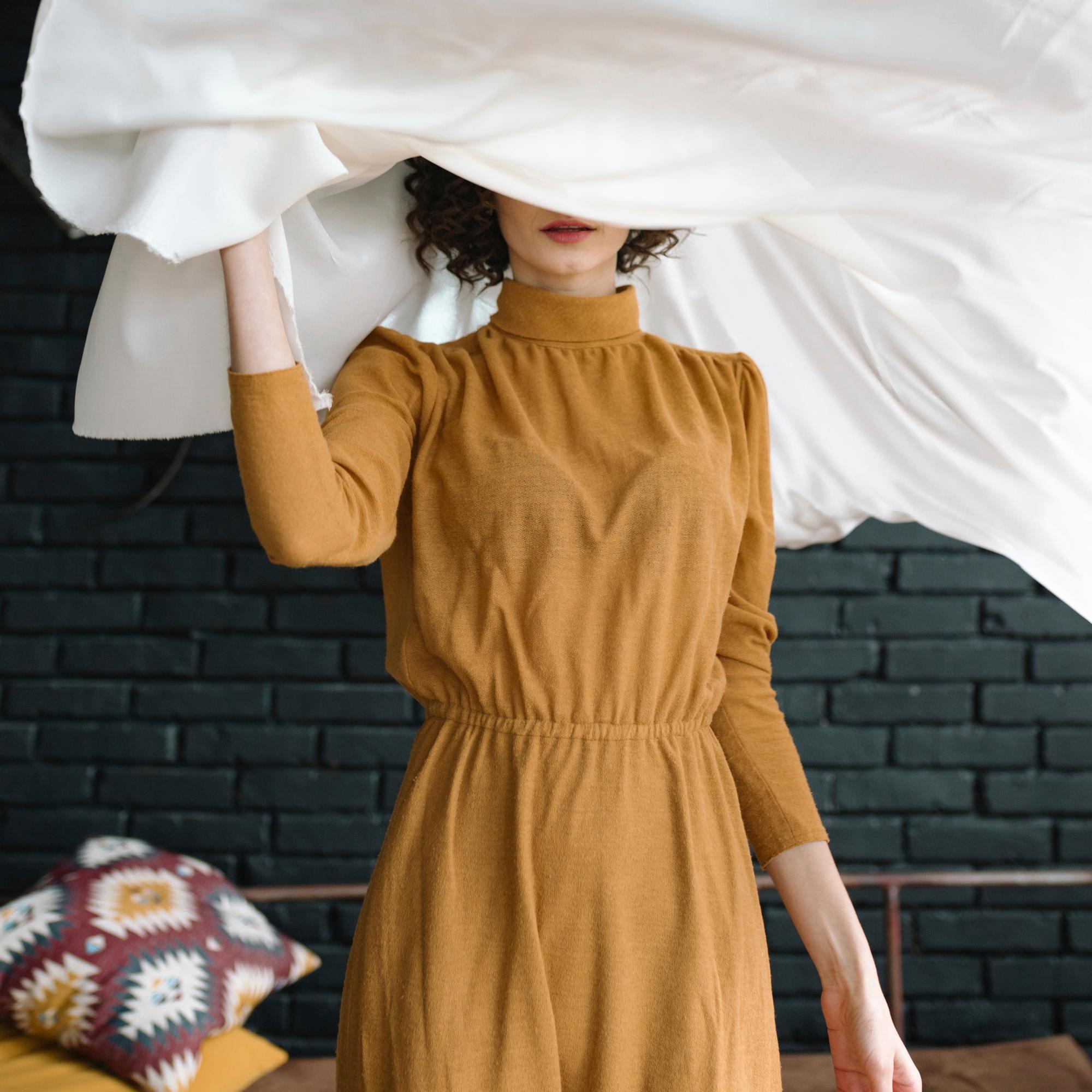 ”Soittelen joskus eksäni kanssa, enkä kerro siitä nykyiselle miehelleni” – suomalaiset kertovat, kenelle valehtelevat ja missä tilanteissa