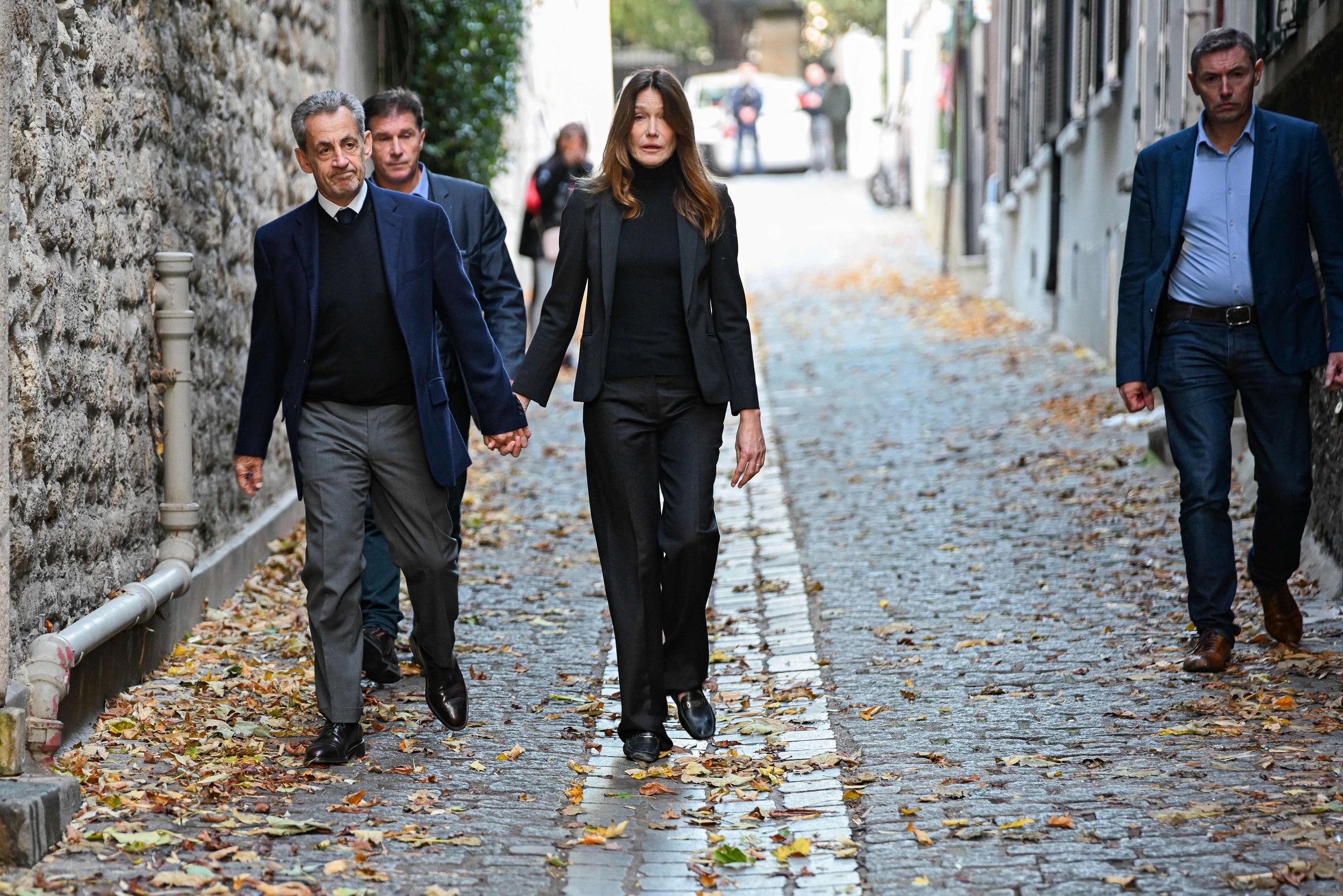 [Image] Carla saatteli lokakuussa puolisoan Nicolas Sarkozyä tämän lähtiessä vankilaan.