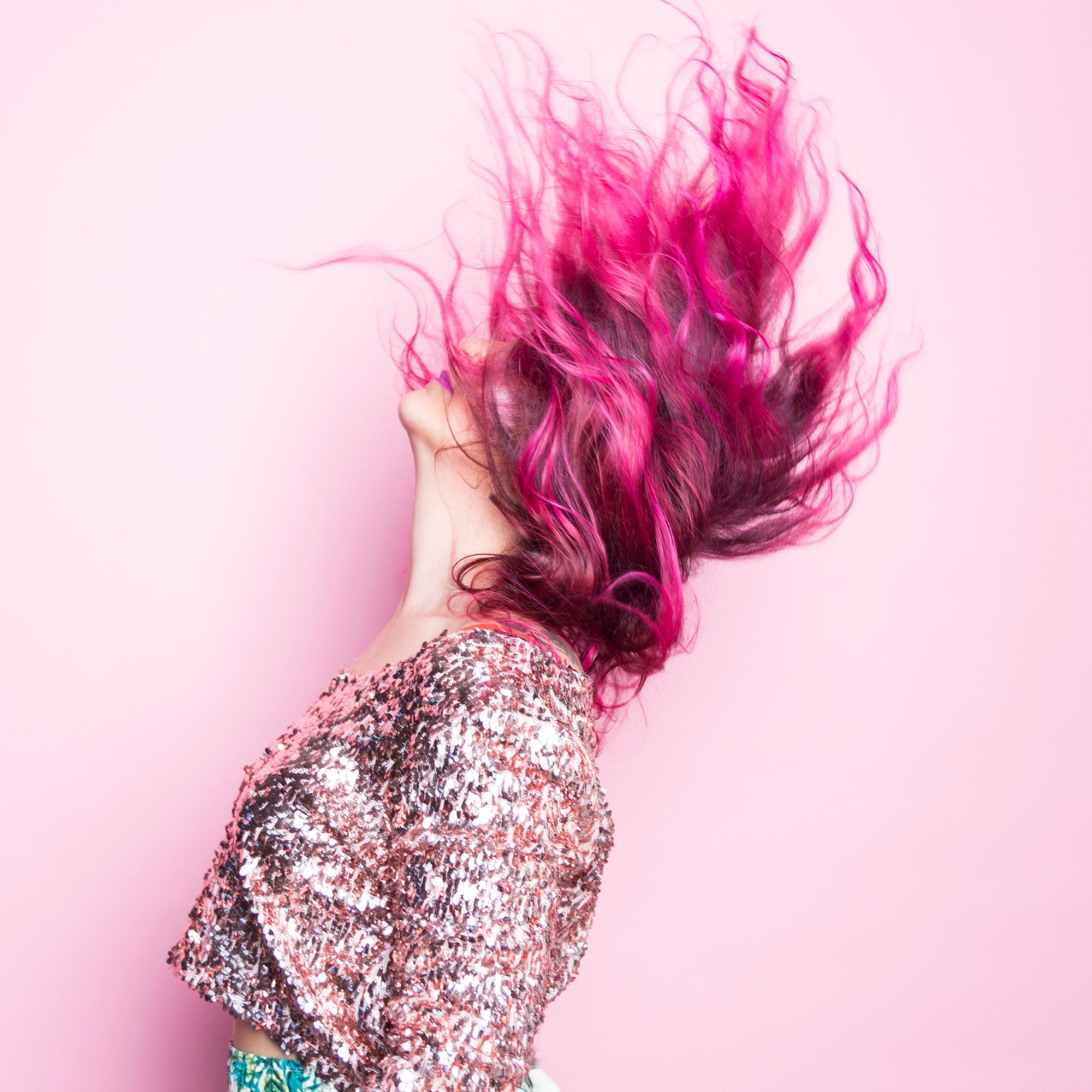 Värjäämässä hiuksia itse kotona? Tee näin, niin lopputuloksesta ei tule laikukas