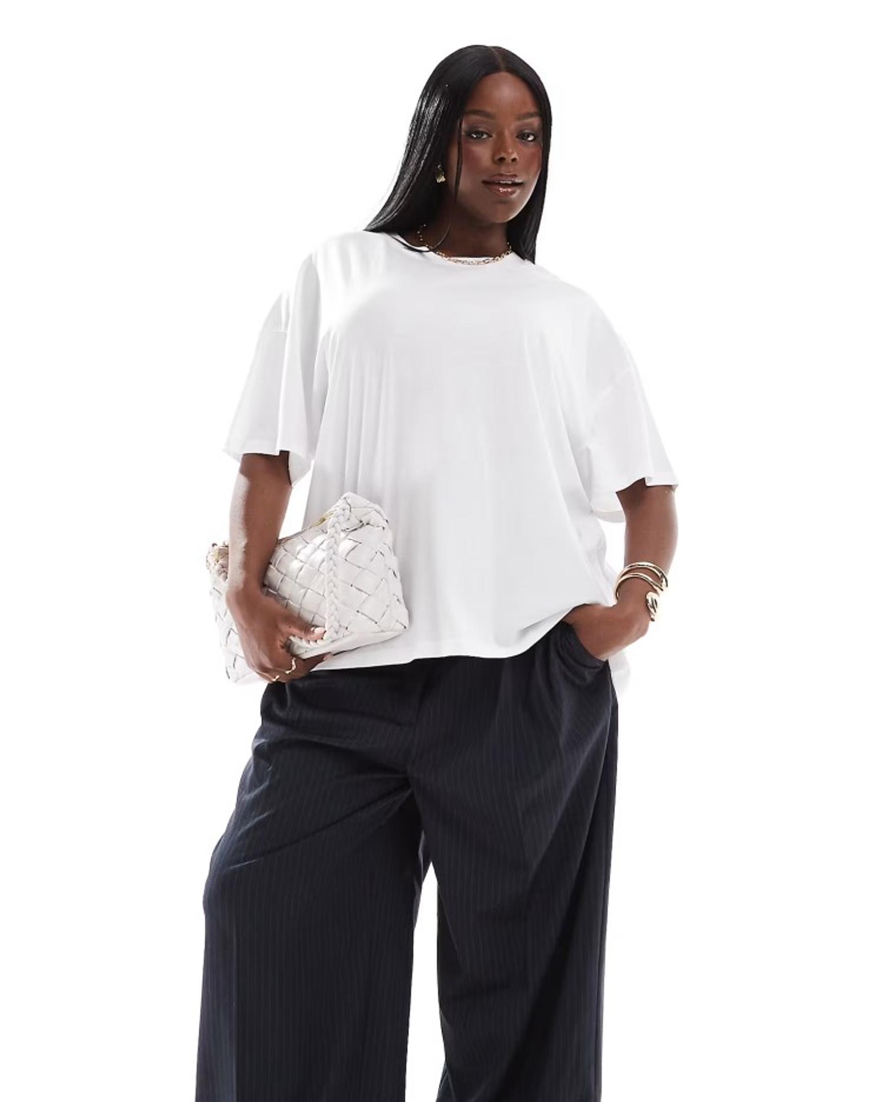 Curve oversized -t-paita 17,99 e, Asos Design.