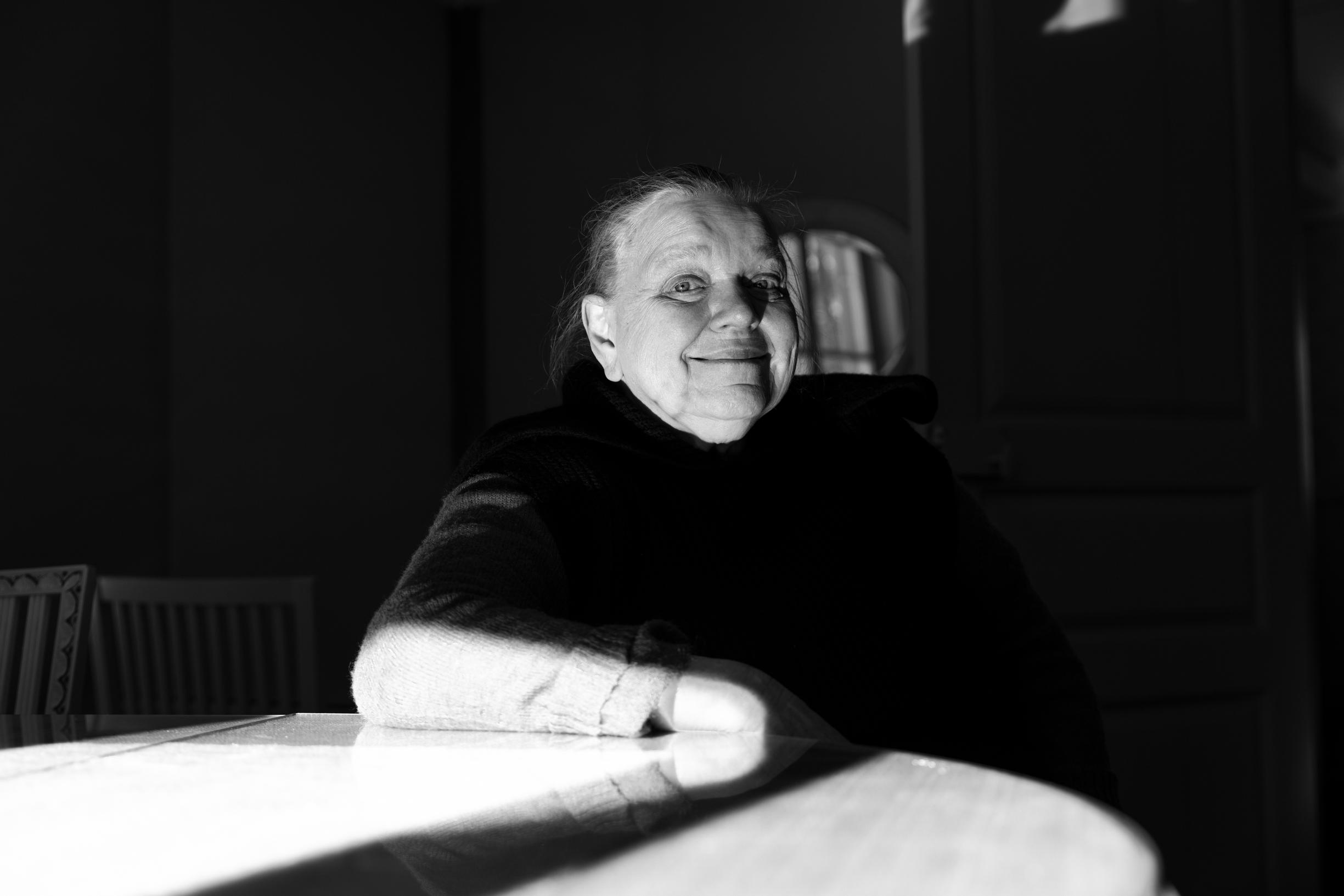 Kirsti Manninen kirjoittaa historiallista viihdettä nimellä Enni Mustonen. Hänen uusin romaaninsa Kasvattitytär aloittaa Rouvankartanon tarinoita -trilogian.