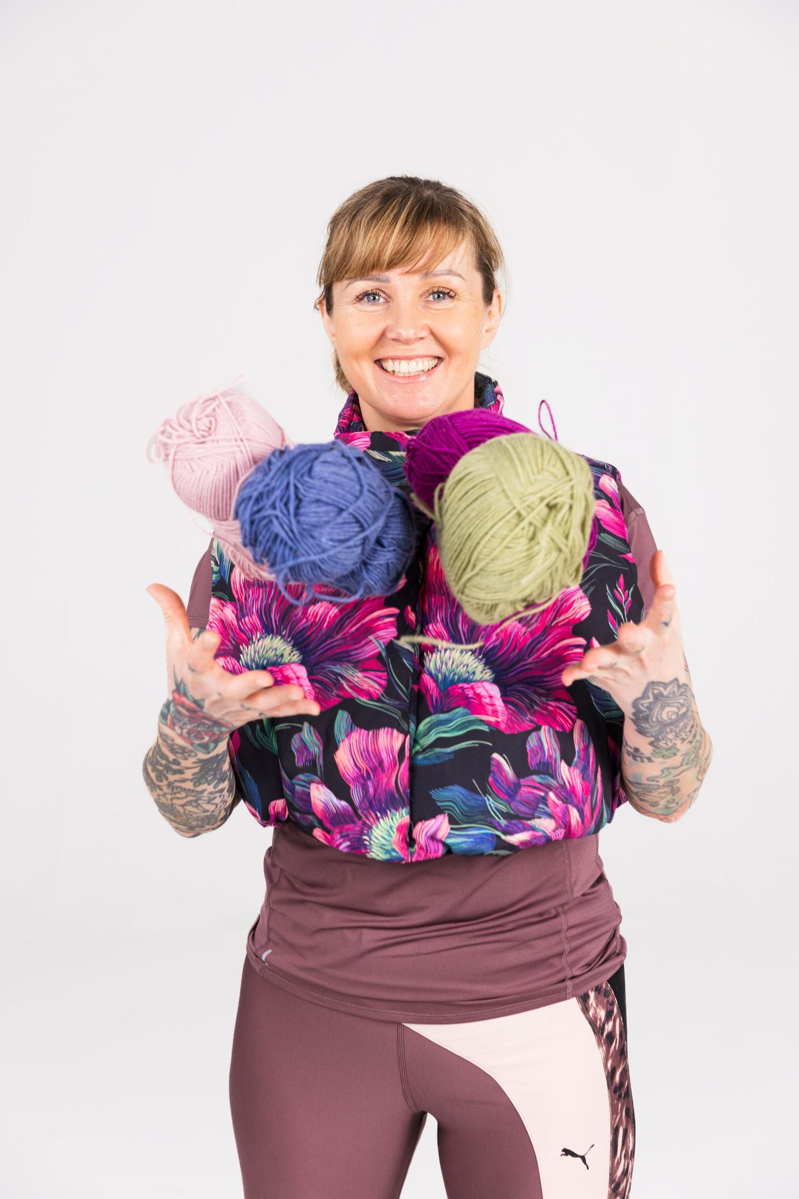 Saiko neuloosi niskan, hartiat ja ranteet jumiin? Tämä helppo kotitreeni tekee neulomisesta entistä rennompaa ja ihanampaa