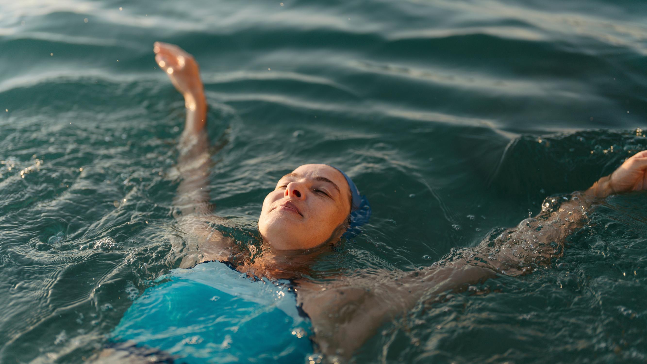 Jos kärsit paniikkikohtauksista, kokeile tätä psykoterapeutin yksinkertaista harjoitusta – myös kylmällä vedellä on yllättävä vaikutus