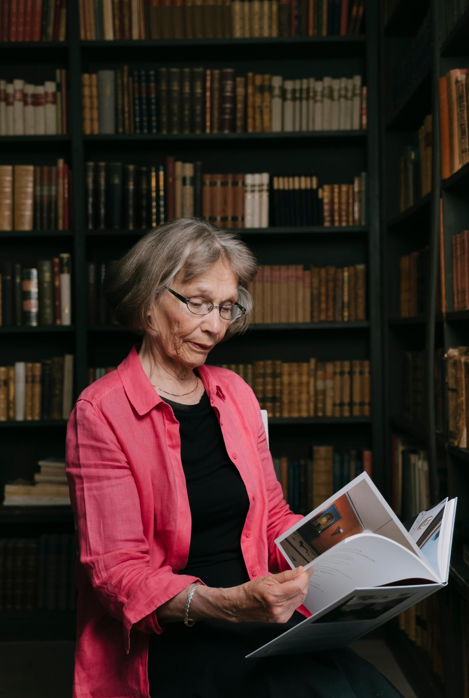 Kirjailija Ulla-Lena Lundberg kirjoittaa nyt nopeammin kuin koskaan, sillä hän ei enää luota muistiinsa.