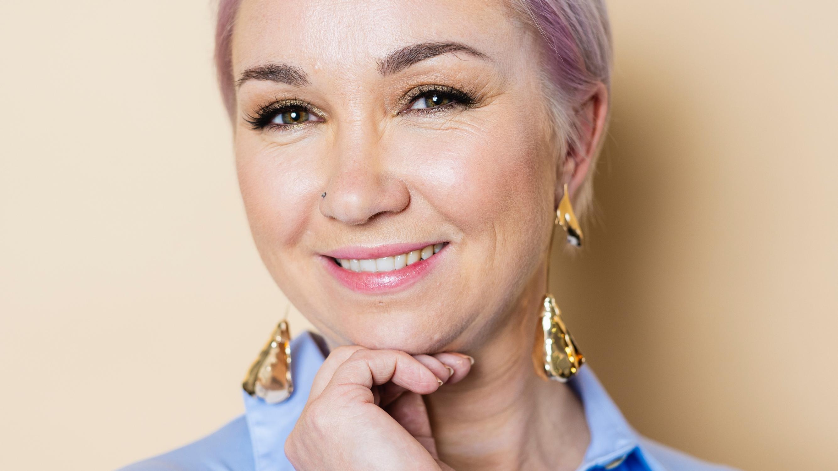 Riikka-Liisa, 44, on meikannut 15 vuotta samalla tavalla – sai muuttumisleikissä täsmävinkit kasvojen parhaita puolia korostaviin varjostuksiin