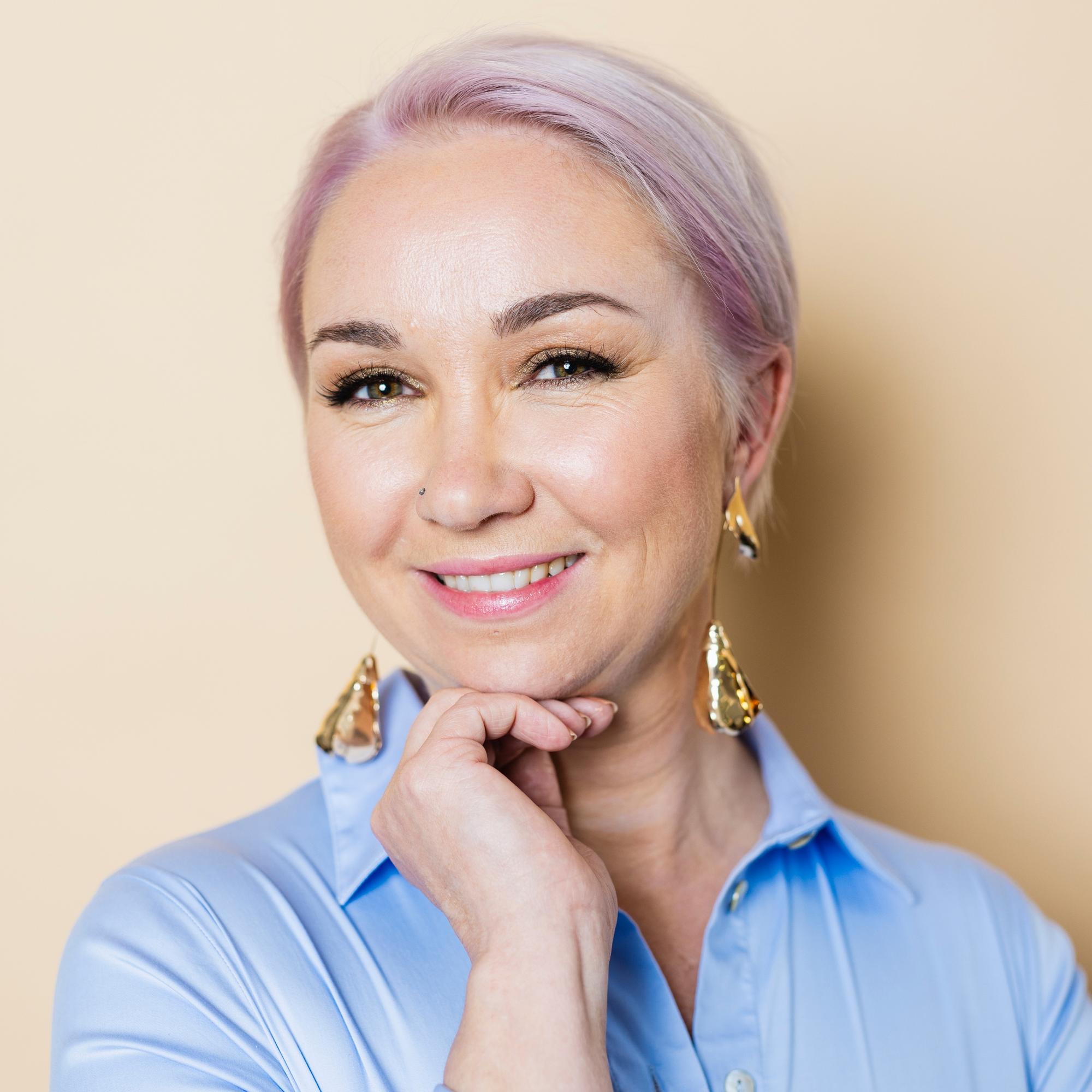 Riikka-Liisa, 44, on meikannut 15 vuotta samalla tavalla – sai muuttumisleikissä täsmävinkit kasvojen parhaita puolia korostaviin varjostuksiin