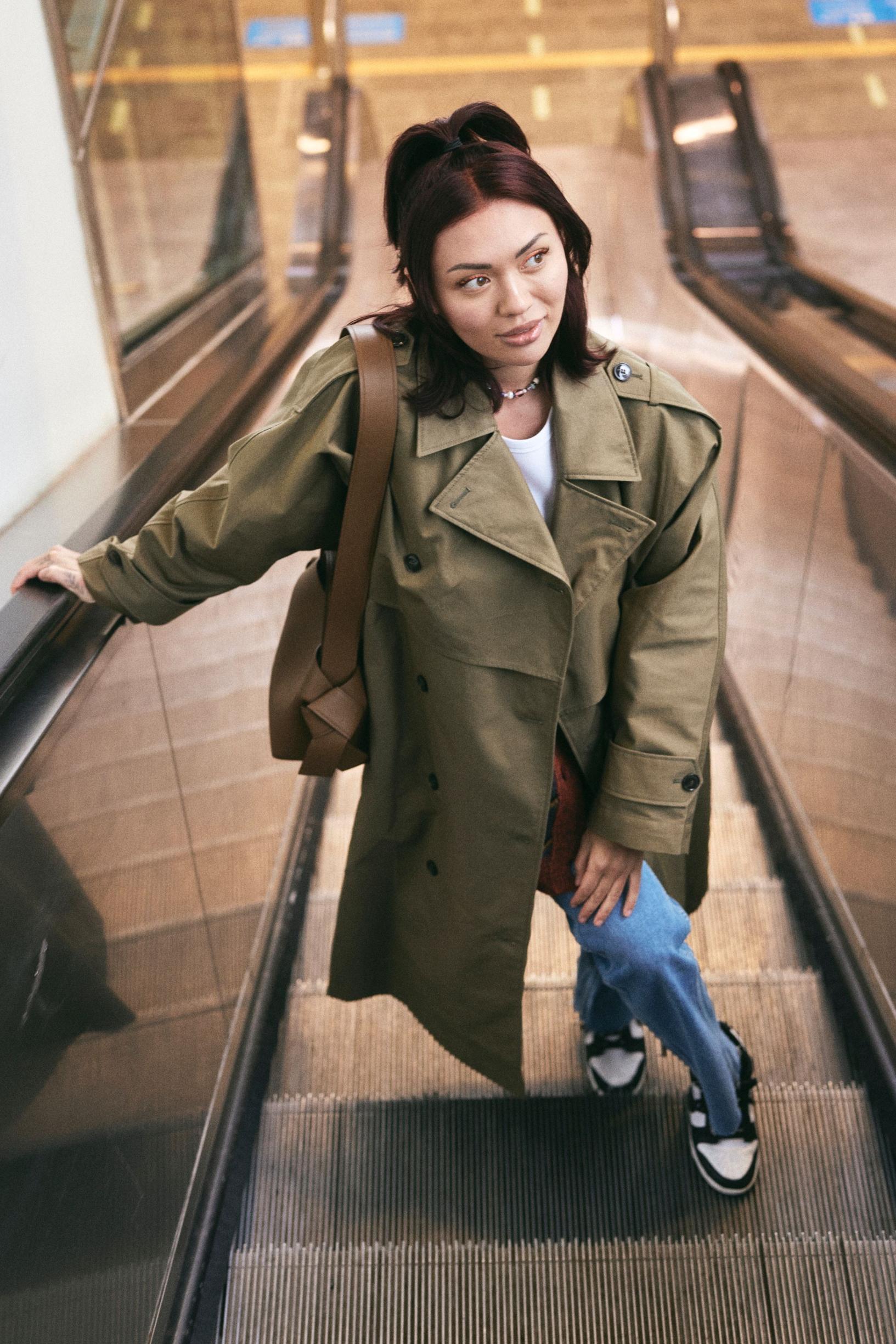 Shirly Karvinen seisoo liukuportaissa.