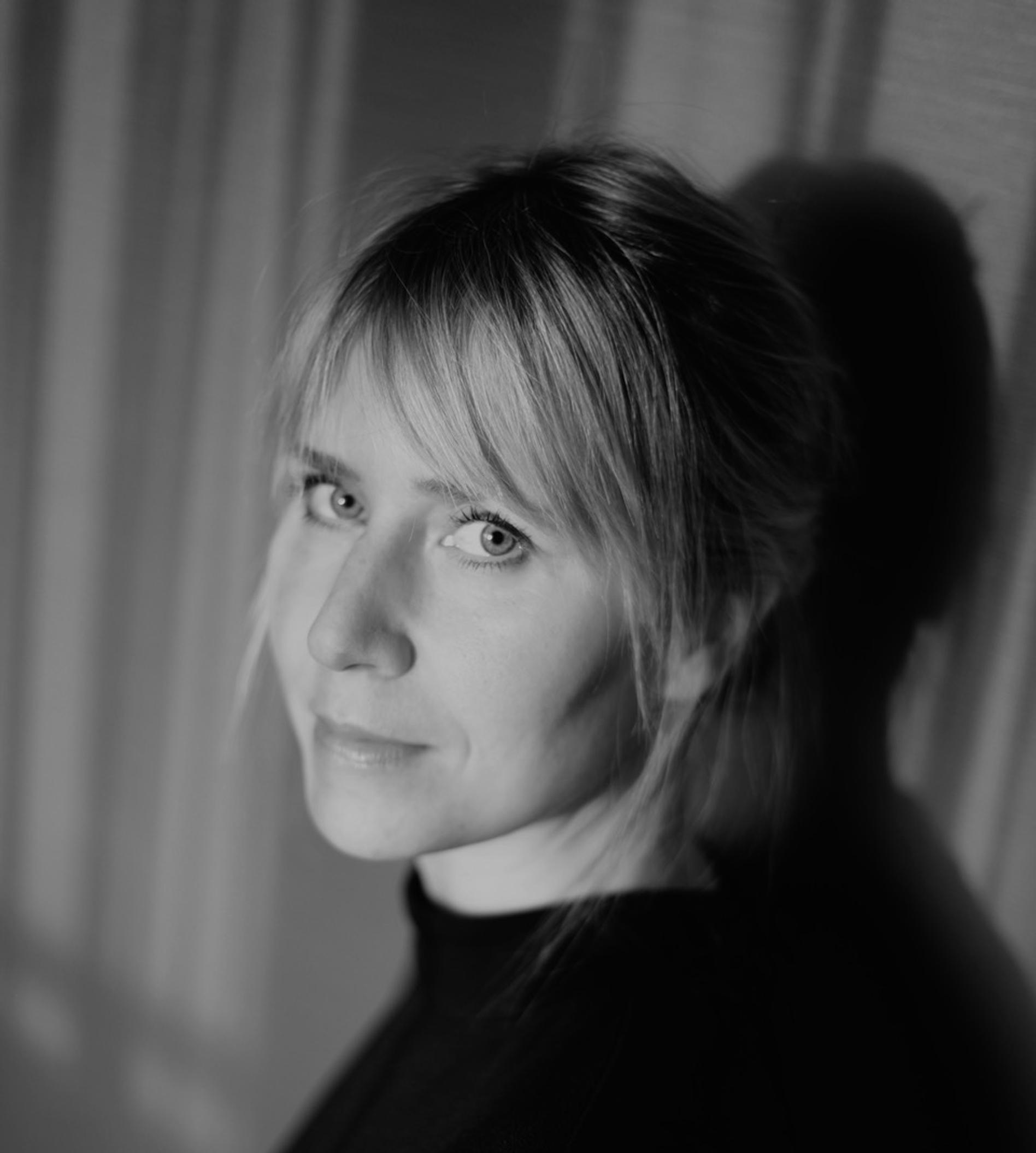 Hyvä kirja sai kirjailija Helmi Kekkosen tuntemaan kuin kuuntelisi ystävän kuulumisia baarissa