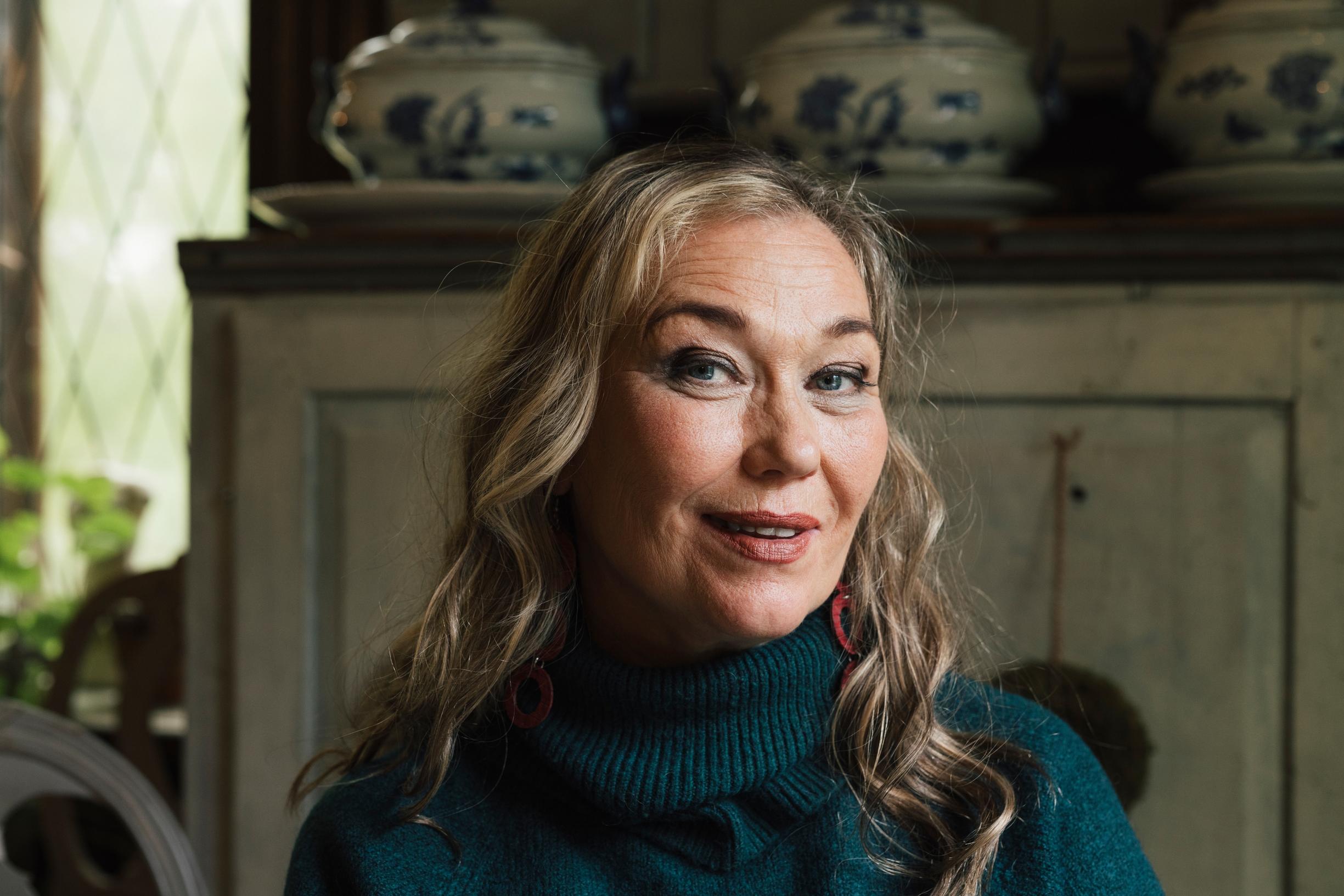 Outilla liika kiltteys ilmeni ylihoivaamisena. Asiaan perehdyttyään hän on oppinut, että kielteisten tunteiden nieleminen voi ryöpsähtää ulos myös räjähtelynä, nalkuttamisena, mykkäkouluna tai läheisyyden kieltämisenä.