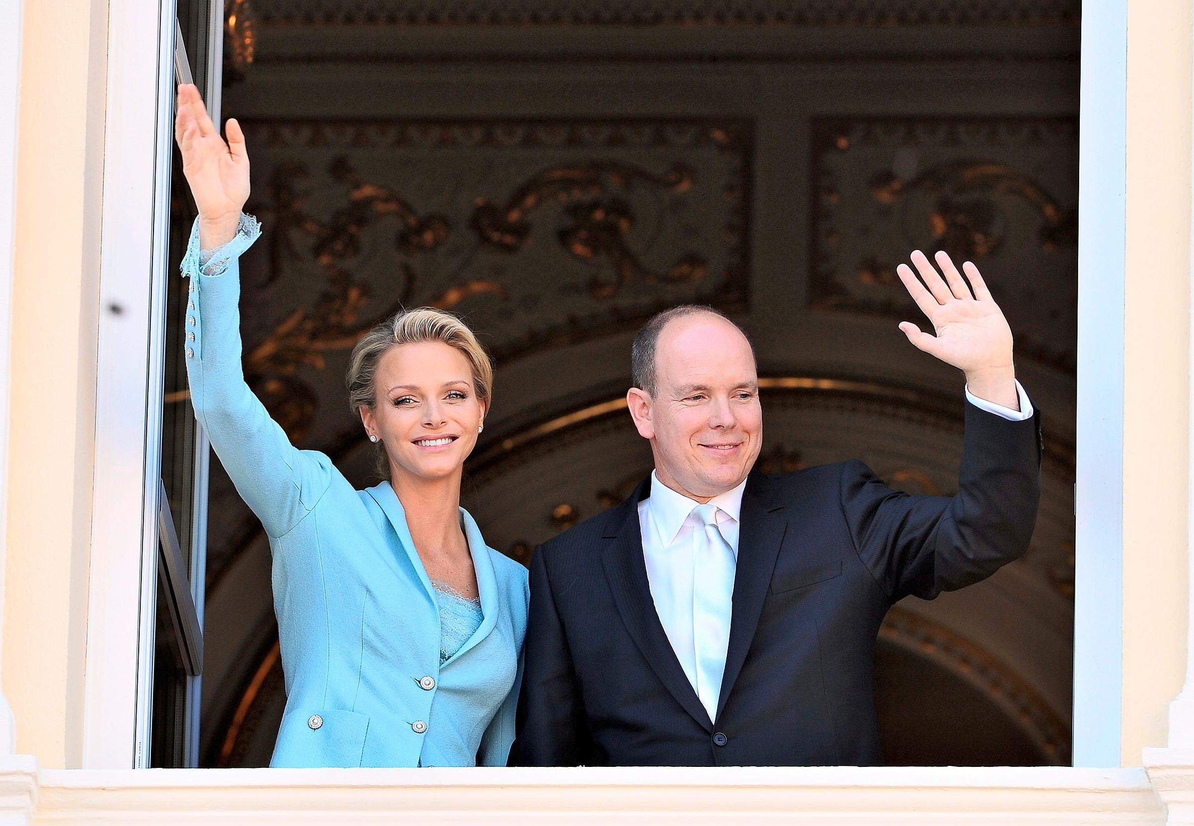 Pari tervehti kansalaisia siviilivihkimisen jälkeen. Juhlallisuudet kestivät monta päivää. 