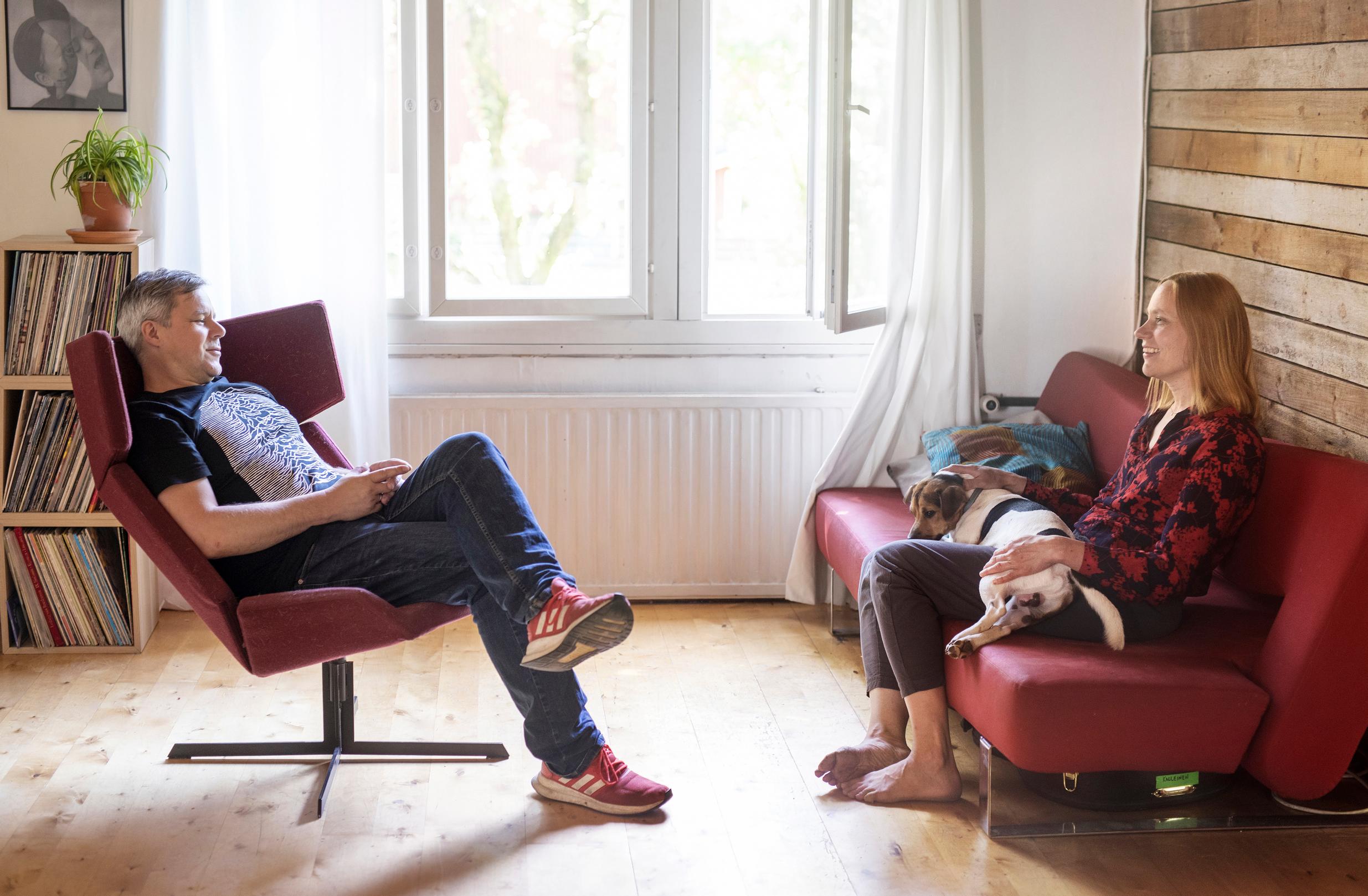 Ilkka Suppasen suunnittelema tuoli oli Kalleisilla lainassa Taidehallin 101 kaikkien puolesta -installaatioon. He lunastivat sen jälkeenpäin kotiinsa