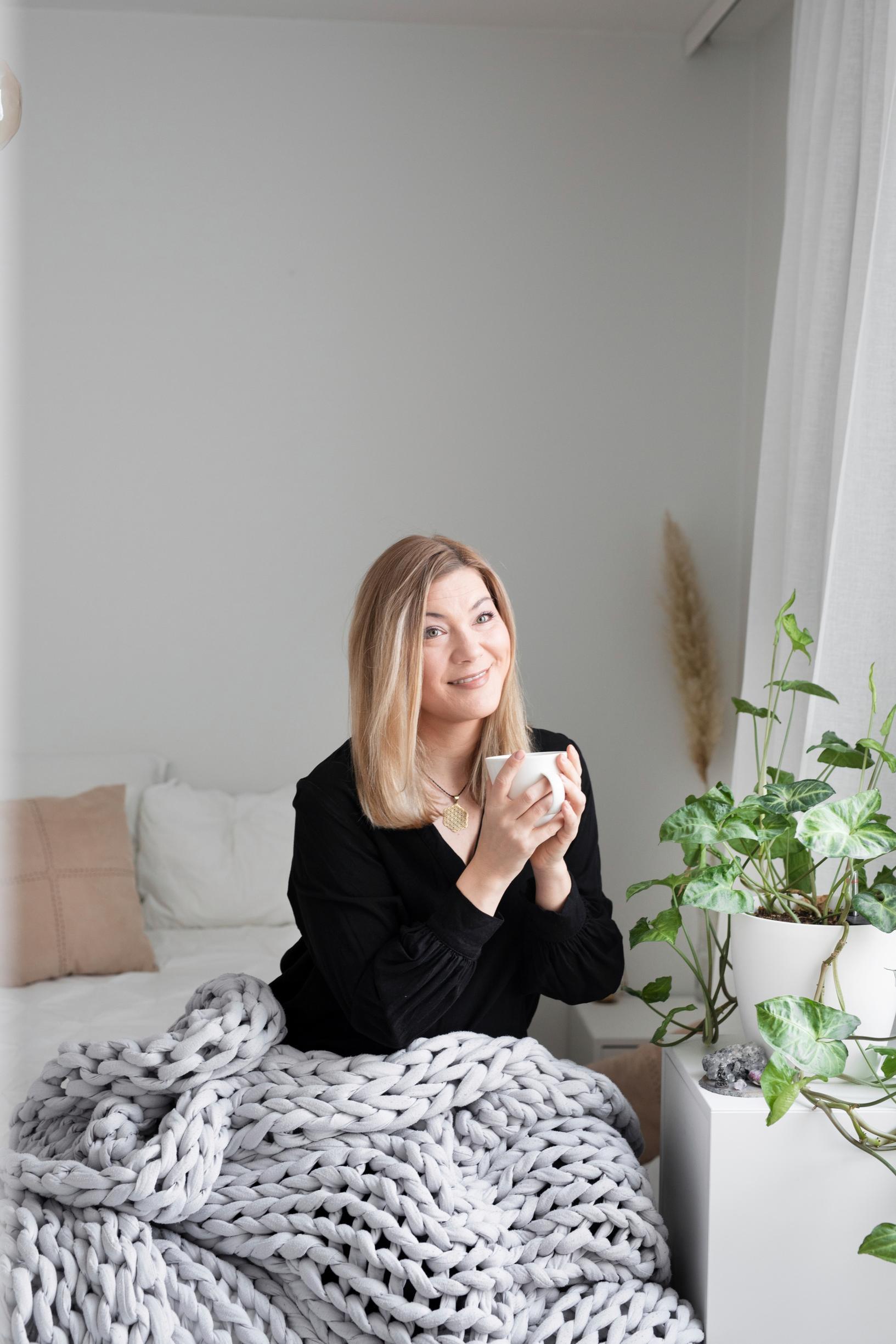 Mia Renwall uskoo, että traumojen työstäminen on tehnyt hänestä paremman puolison ja läheisen. ”En ole enää mustavalkoinen ja mustasukkainen. Vasta kun päästää irti uhrimentaliteetista, voi nähdä itsensä toisin.”