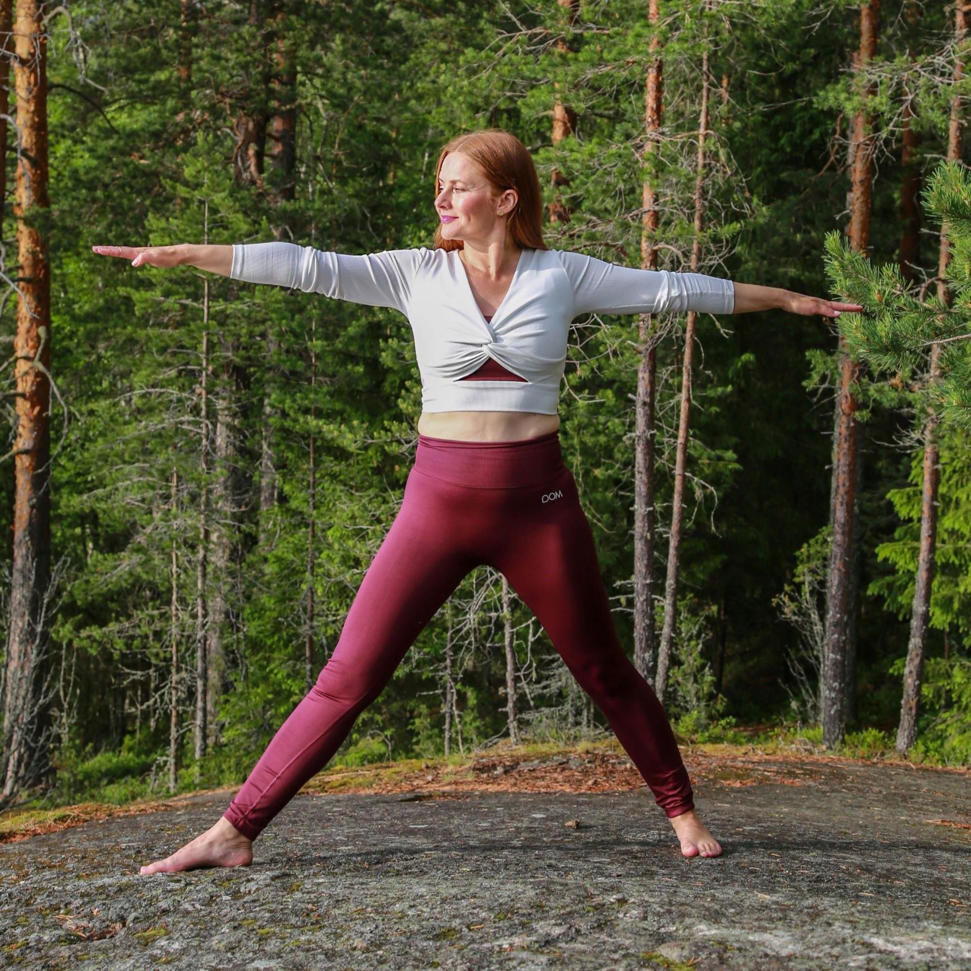 Näin teet kolmioasanan eli trikonasanan – katso video!