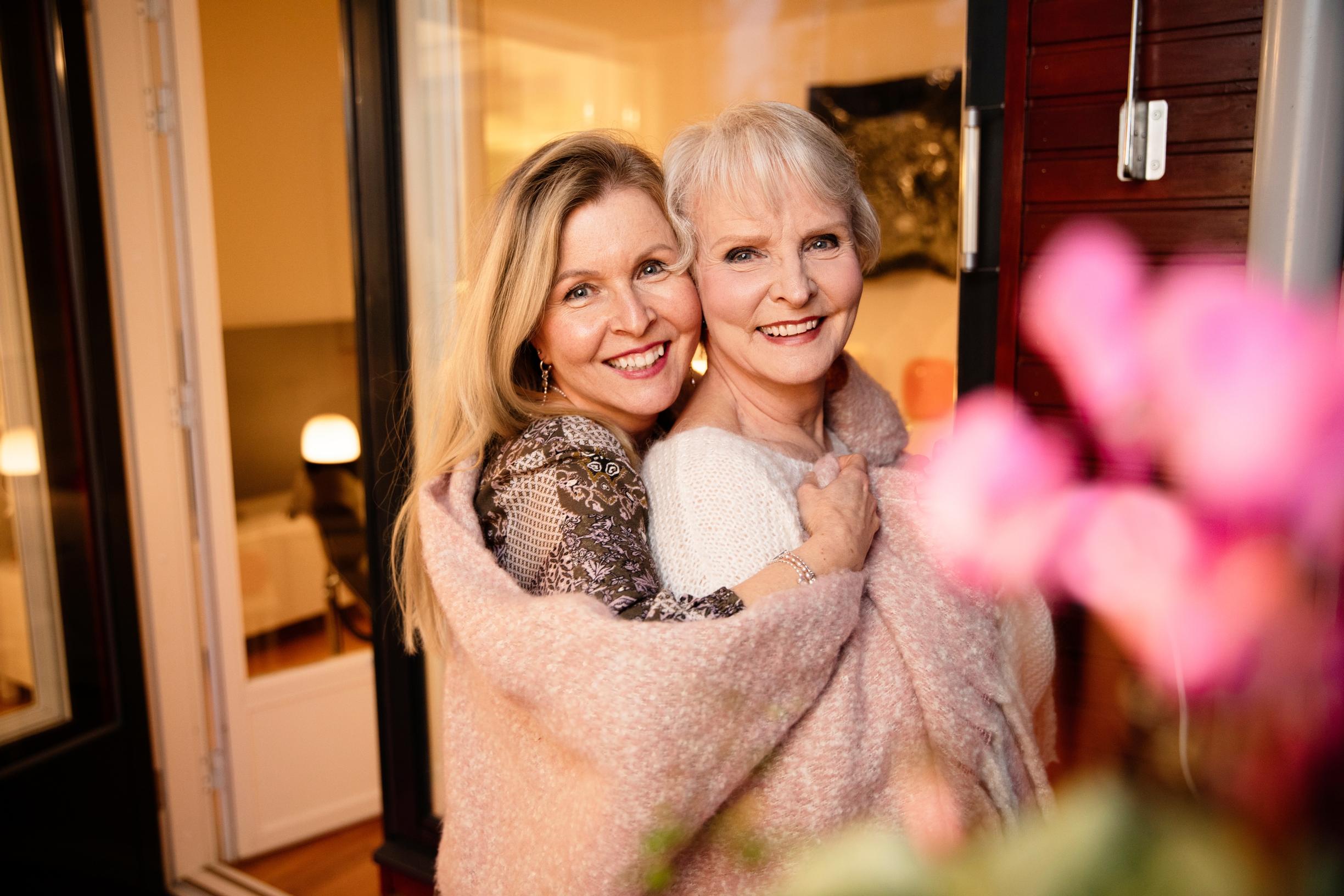 22 vuoden ikäero ensin erotti – siskokset Hanna Svennevig ja Marjatta Sarpaneva löysivät yhteyden vasta aikuisina: ”Tuntui käsittämättömältä, että maailmassa oli aivan kuin toinen minä”