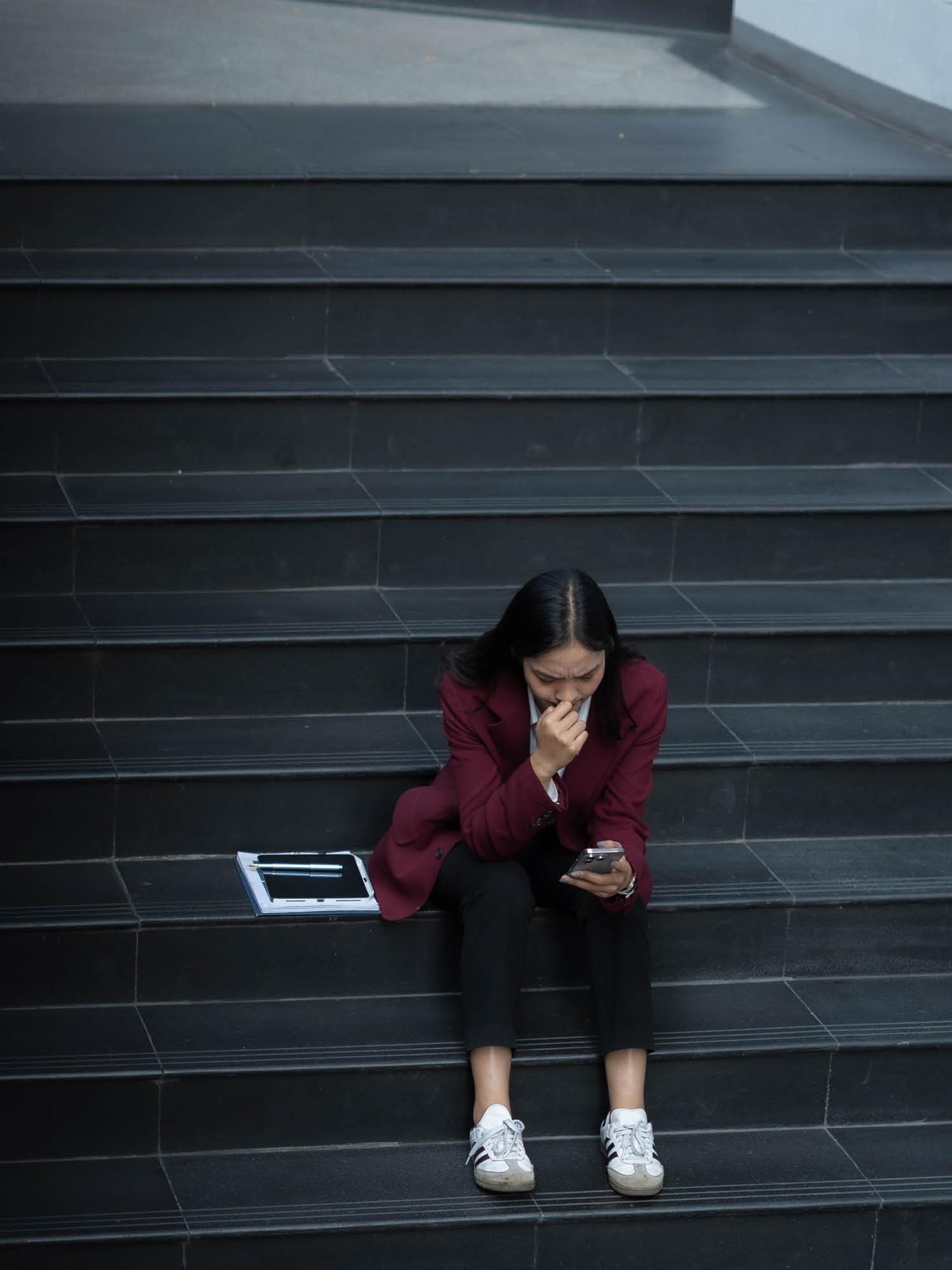 Tunnetko työpaikalla ulkopuolisuutta? Kyse voi olla työyksinäisyydestä – psykologi kertoo, mitä tehdä