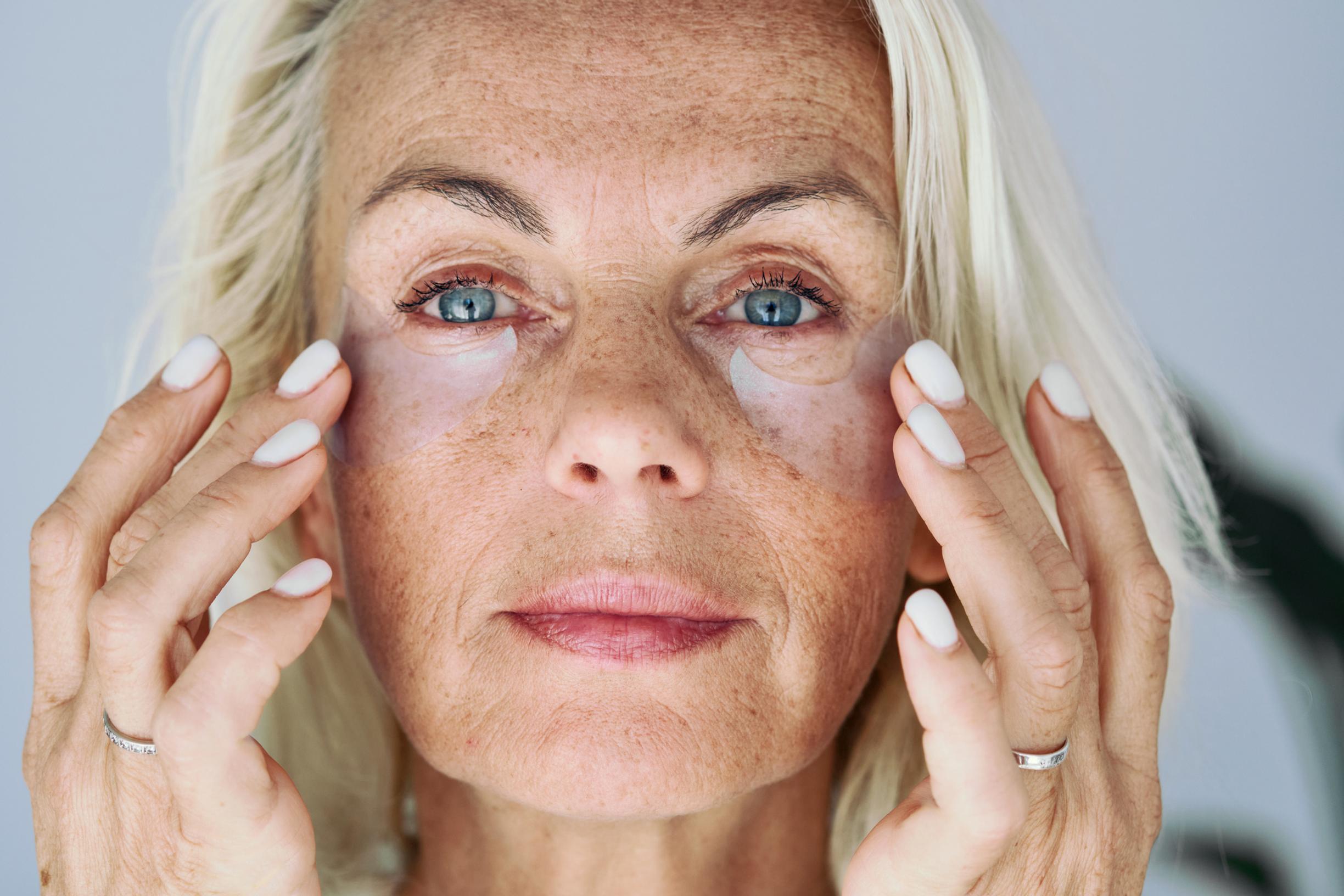 5 hyvää tuotetta silmäpussien häivytykseen – yksi meikkaustapa vain korostaa pusseja