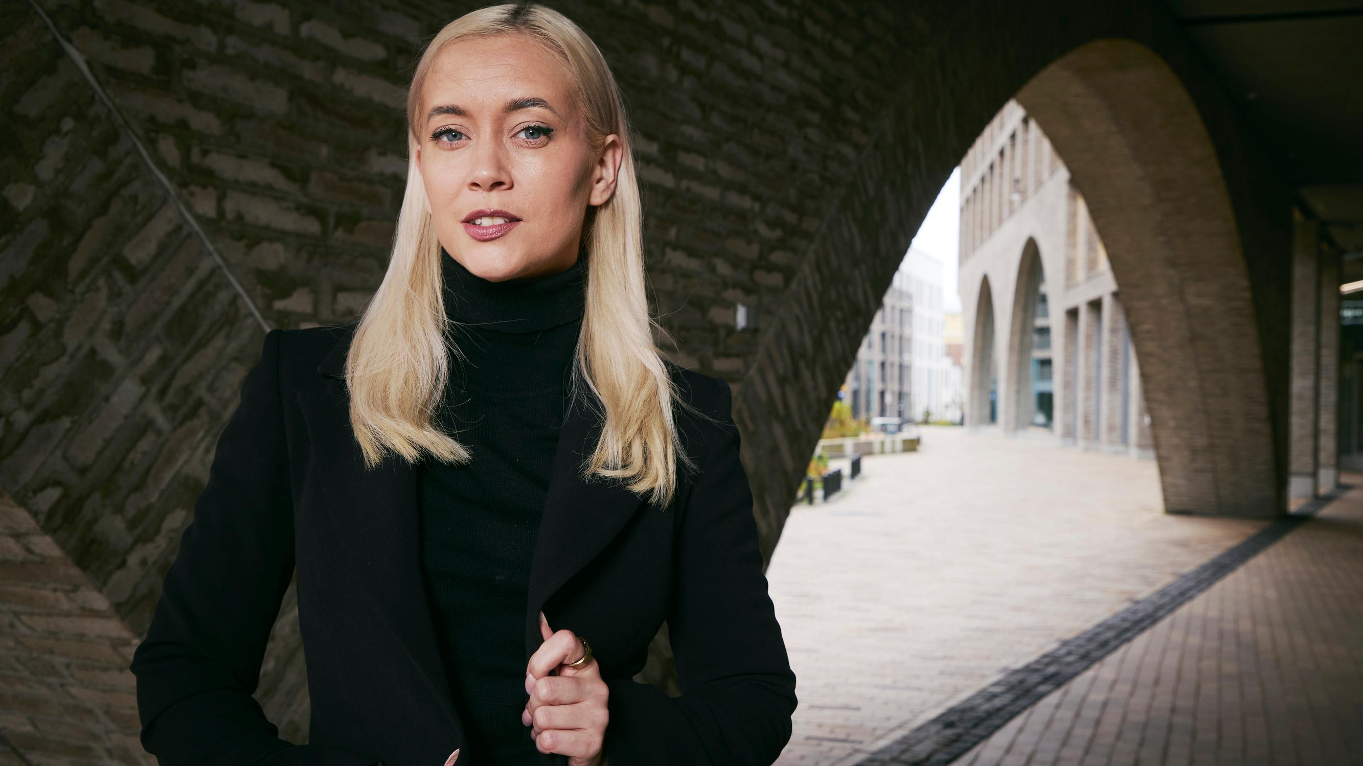 Sofia Virta lähti väkivaltaisesta suhteesta viisi vuotta sitten, mutta piina ja pelko jäivät – nykyisen puolison Atte Ailion hellä ele sai Sofian kauhun valtaan