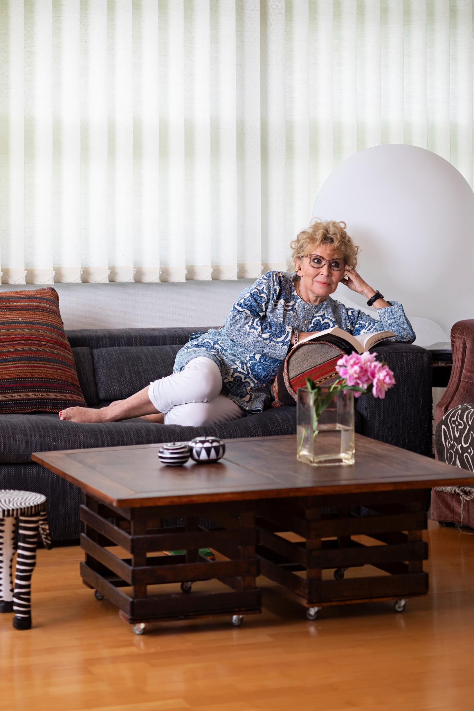 Olohuoneen sohvankulma on yksi Katariinan lempipaikoista. Sohvapöydän jalat on tehty Ylen entisen johtajan Eino S. Revon kirjastoa varten teetetyistä muuttolaatikoista. Pöytä on seurannut Katariinan mukana kaikki elämänvaiheet.