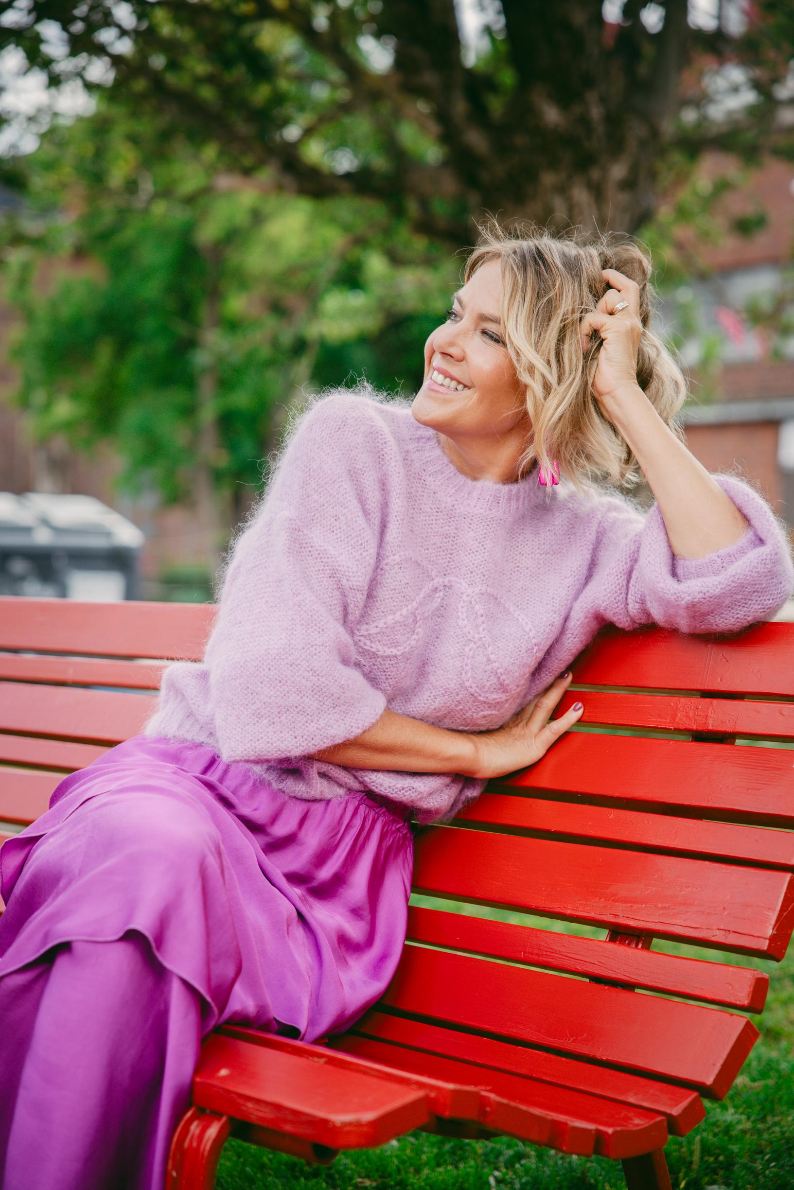 Ella juontaa syyskuusta toukokuuhun TV1:n Puoli seitsemän -ohjelmaa. Ylen taannoiset irtisanomiset eivät vaikuttaneet freelanceriin. ”Näin kyllä läheltä kollegoiden ahdingon.”