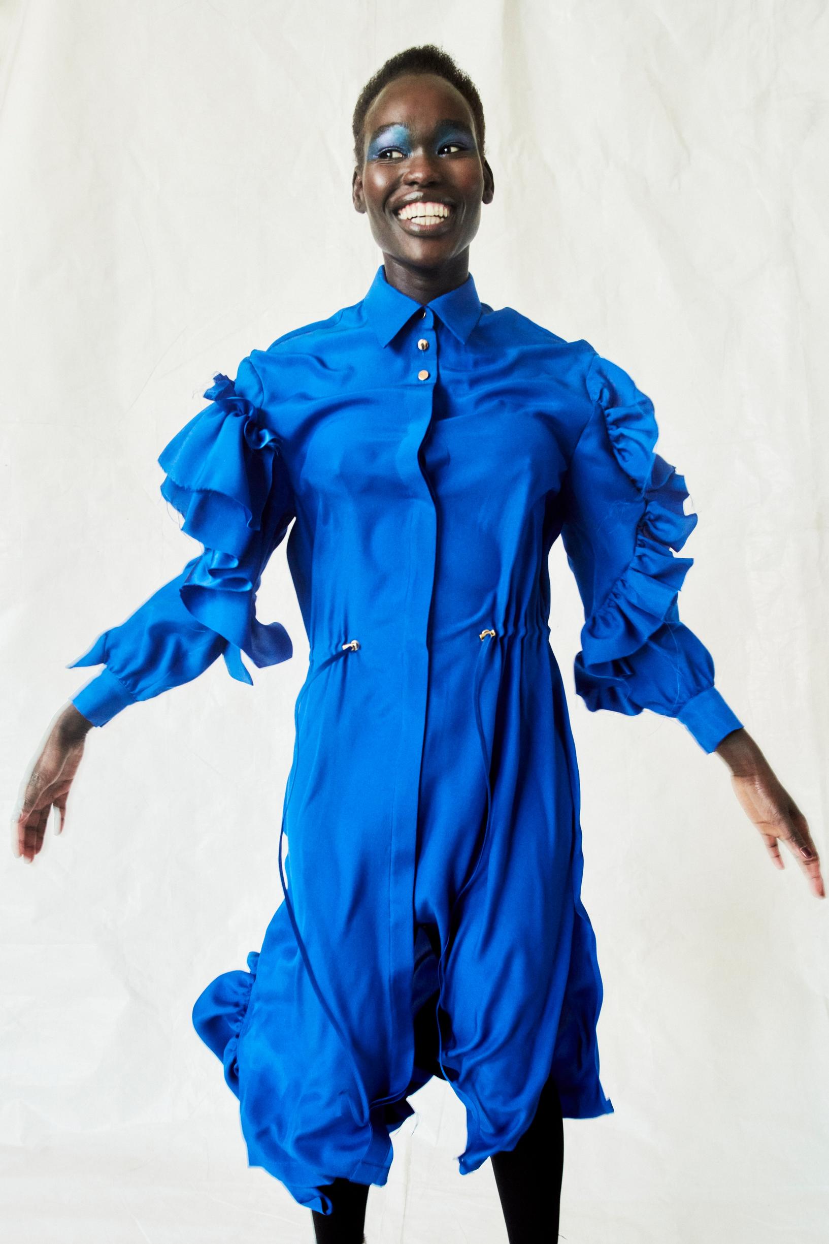 Sininen silkkimekko mallin päällä.