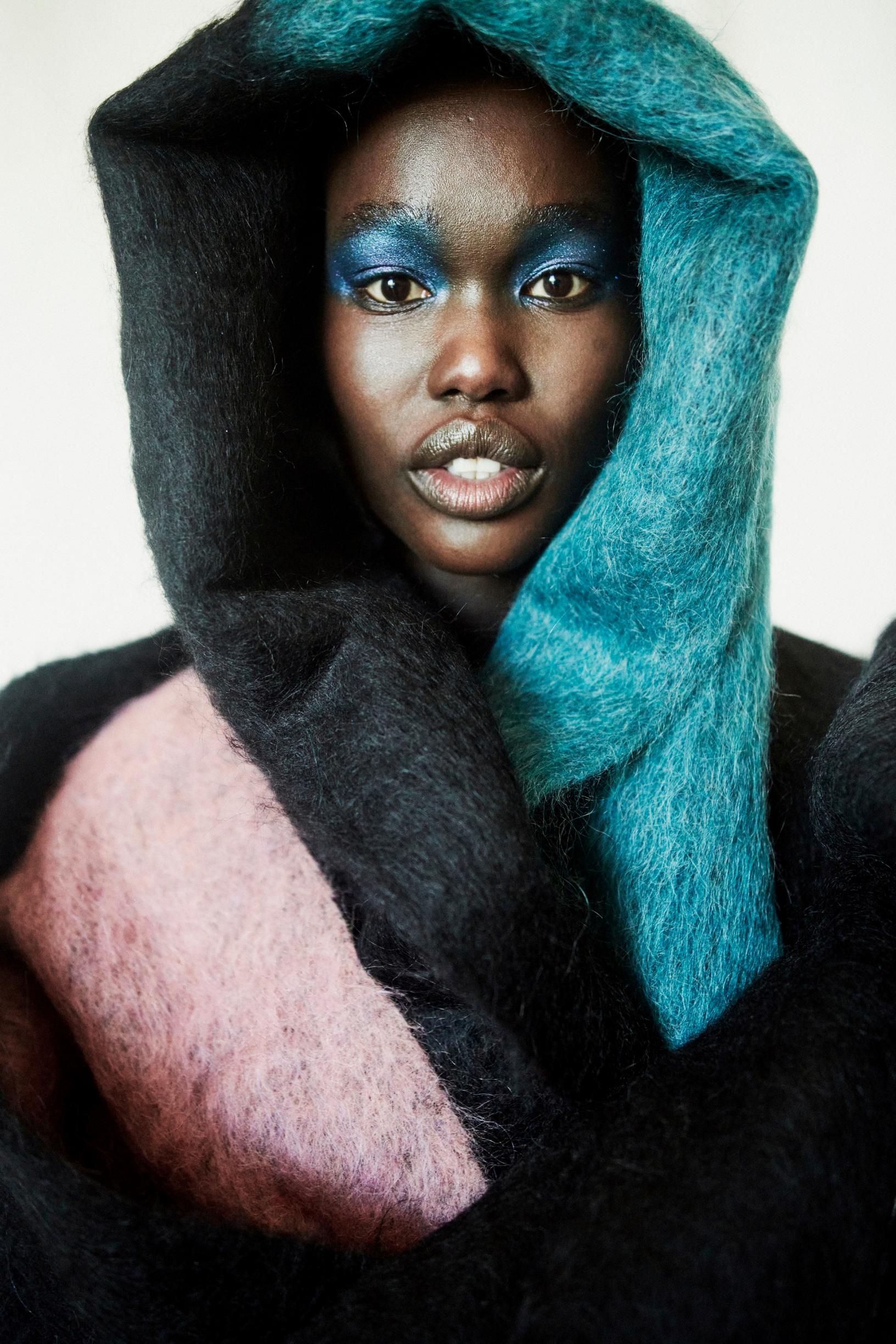 Mohair-alpakkakaulahuivi mallin päällä.