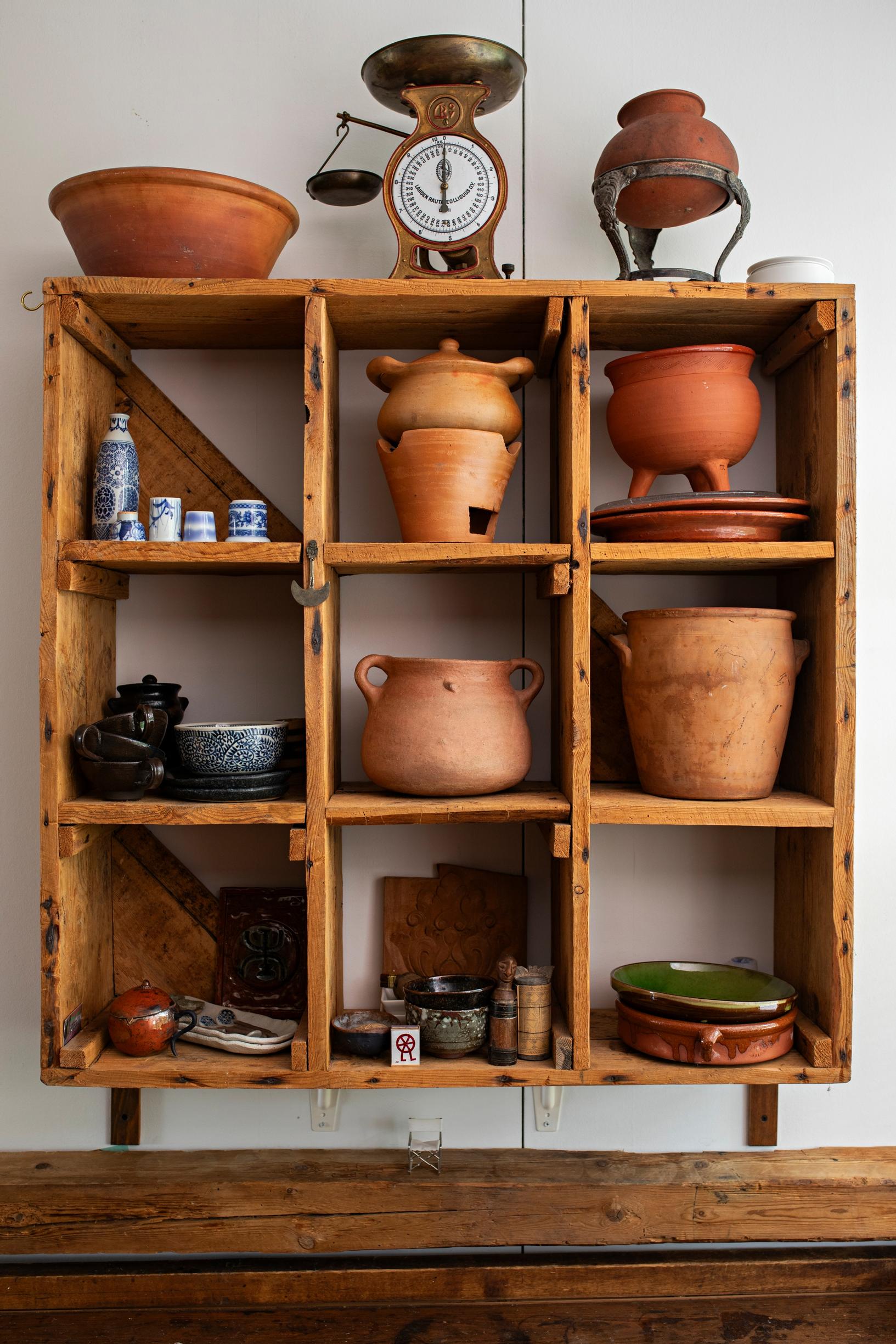 Keittiön seinälle ripustetussa kananpesässä on astioita Egyptistä, Sisiliasta ja Japanista.