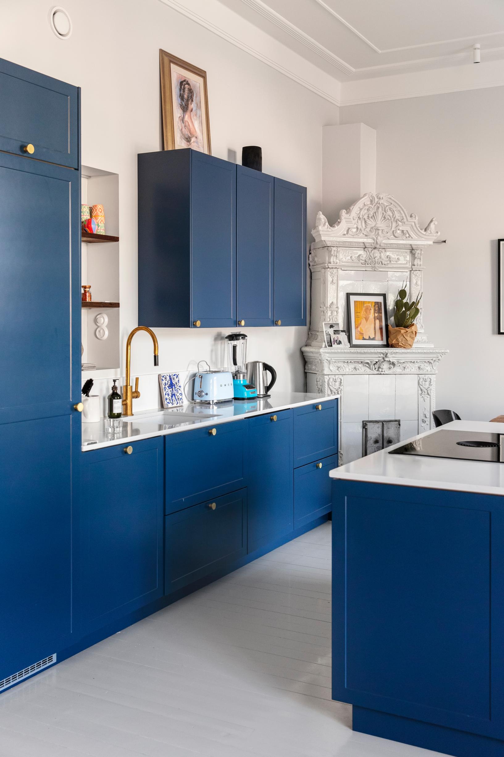 ”Lontoossa sisustuksessa käytetään enemmän väriä kuin Suomessa, ja halusin väriä myös tänne Suomen kotiimme. Värit tuovat mukanaan lämpöä ja brittiläisyyttä. Sininen valikoitui, sillä se on aina miellyttänyt silmääni. Punaisesta taas en pidä.”