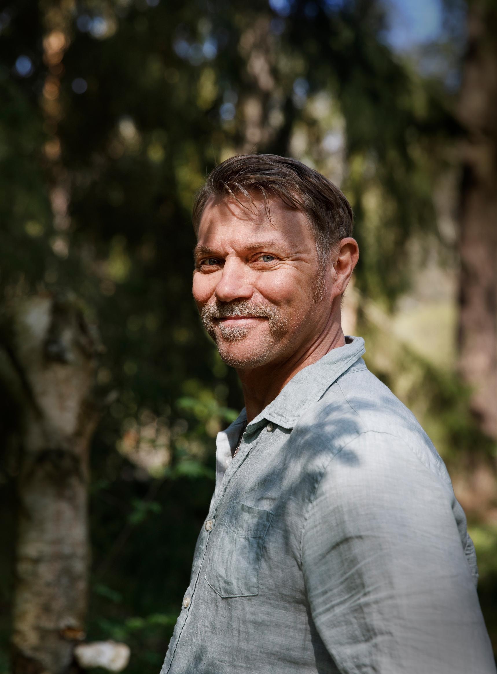 Näyttelijä Esa Latva-Äijö oppi lapsena nielemään kiukkunsa ja olemaan aina kiltti poika: ”En enää häpeä tunteitani”