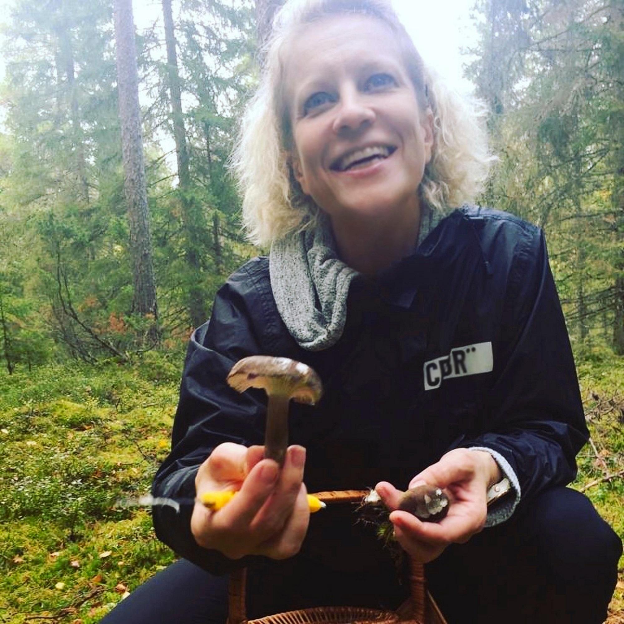 @lauravoutilainen Esittelyssä mustavahakas, mustatorvisieni ja herkkutatti! Ja minä, niin onnellisena. Metsässä minusta tulee luolanainen; keräilijä. Hyvää viikonloppua rakkaat!!