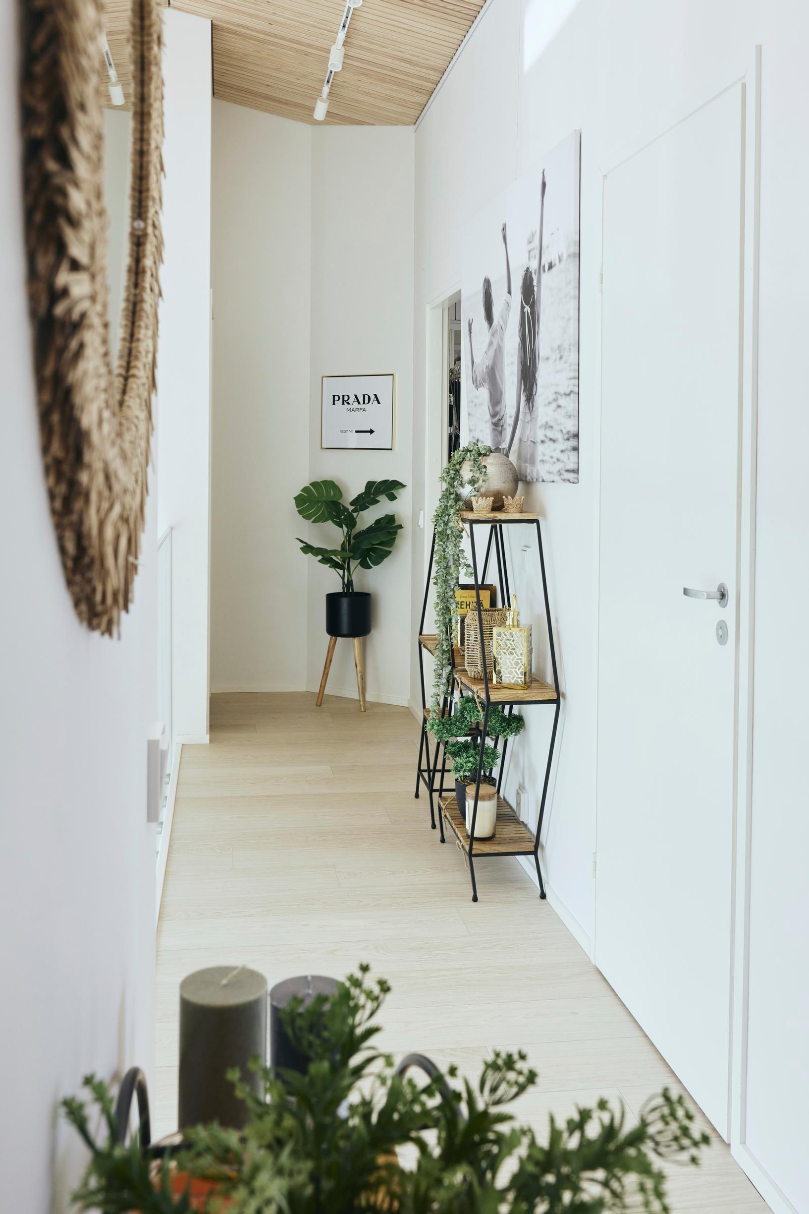 Yläkerran käytävän seinällä komeilee mustavalkoinen hääkuva.  Pari meni naimisiin Kreikassa 2018. ”Häät toteutettiin vauhdilla, mutta varsinaisia hääjuhlia emme ole ehtineet järjestää.”