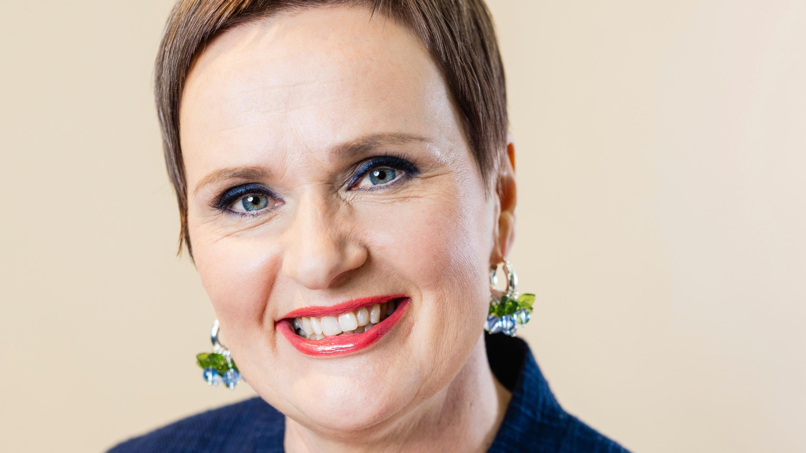 Oppilaan suora kysymys sai Johannan lähtemään muuttumisleikkiin: ”Uusi hiusväri vei vuosia kasvoiltani”