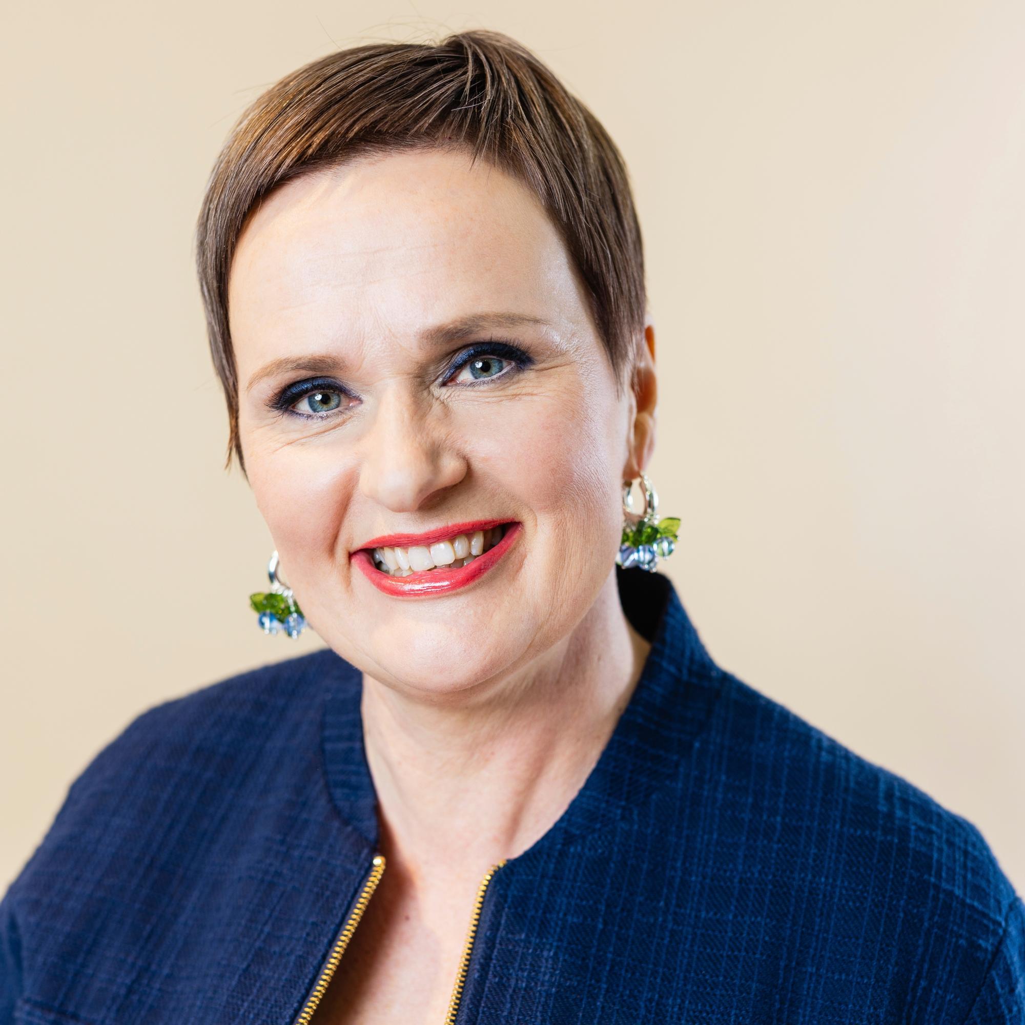 Oppilaan suora kysymys sai Johannan lähtemään muuttumisleikkiin: ”Uusi hiusväri vei vuosia kasvoiltani”