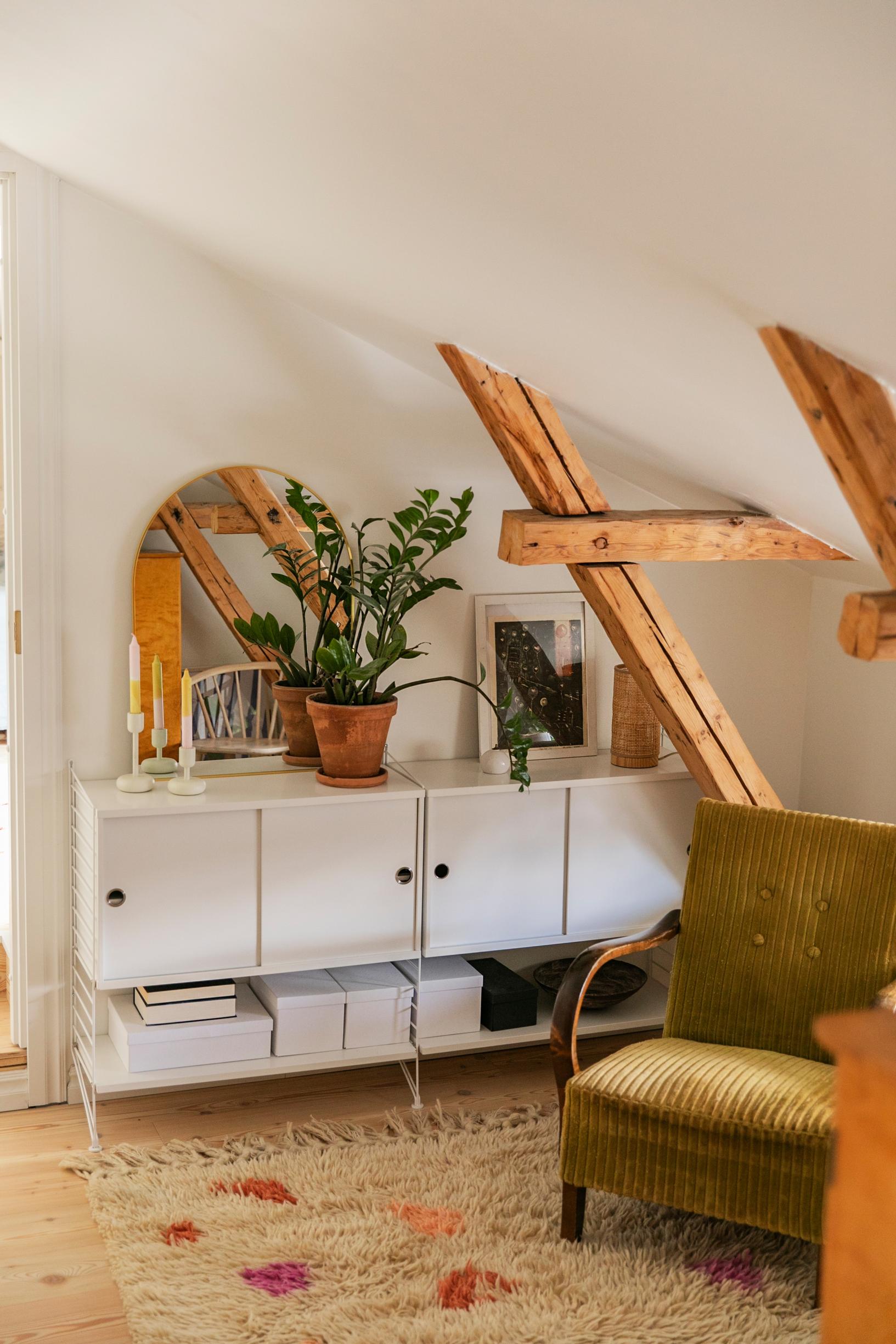 ”Olemme remontoineet yli satavuotiasta puutalokotia pikkuhiljaa muun elämän rinnalla. Huomaan välillä harmittelevani sitä, että jokainen nurkka ei ole valmis, mutta samalla olen sitä mieltä, että keskeneräisyyttä pitäisi näkyä enemmän.” Aulan vihreä nojatuoli on löytynyt Facebookin roskalava-ryhmästä.