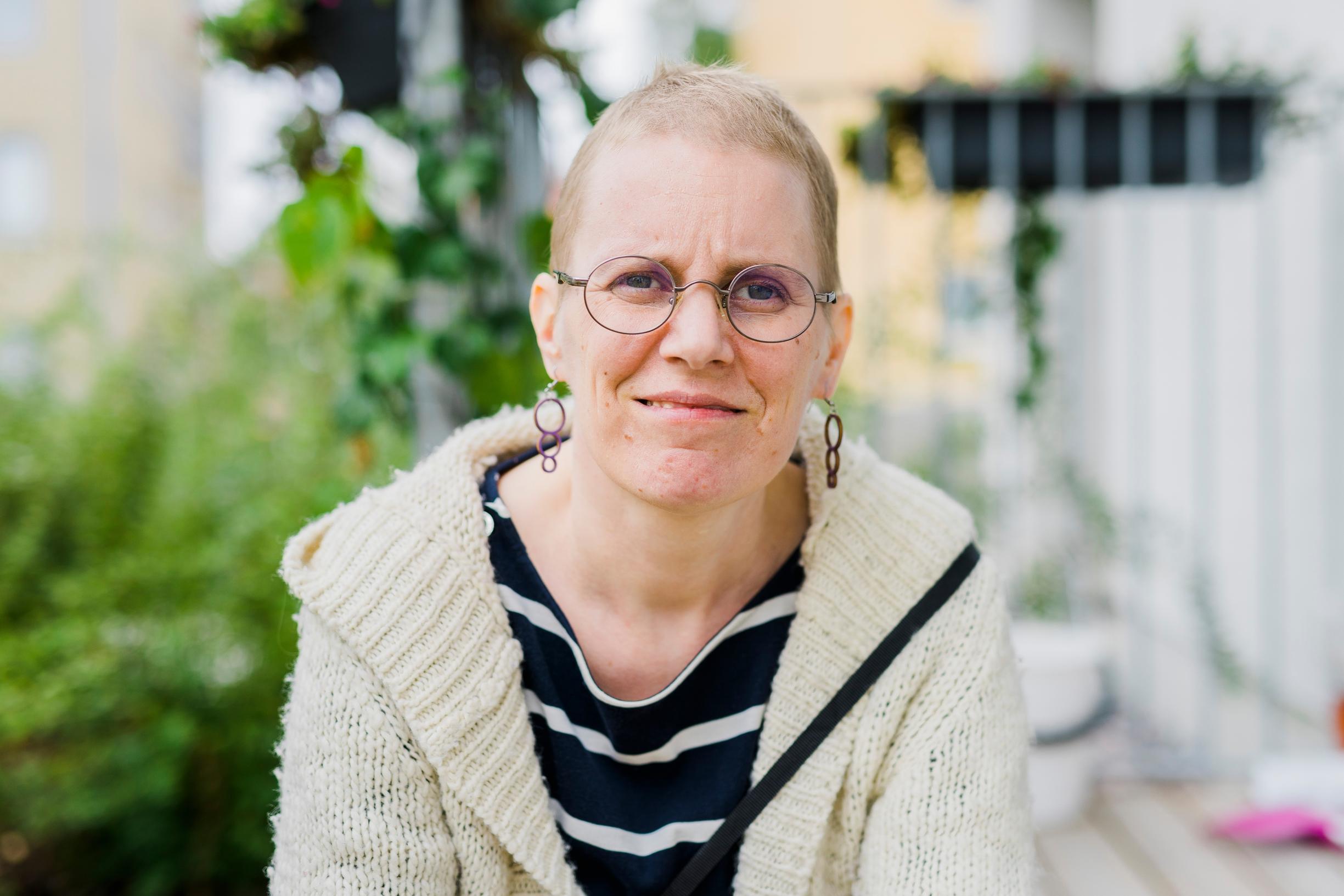 Lääkärit varoittelivat Elina Venesmäkeä kantasolusiirron riskeistä. ”Lähteminen ei minusta ollut erityisen rohkeaa, jääminen olisi ollut. Tietenkin pelkään yhä, että MS-tauti etenee, mutta nyt olen ainakin yrittänyt parhaani.”