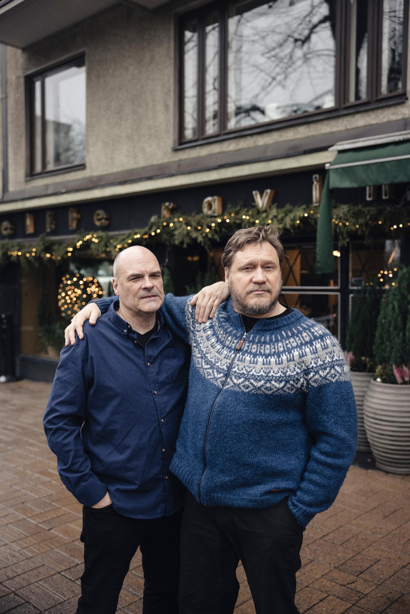 Samuli Edelmann menetti isänsä muutama vuosi sitten, Kalle Chydenius molemmat vanhempansa viime keväänä. He ovat myötäeläneet toistensa suruja ja pohdiskelleet elämänkiertoa.