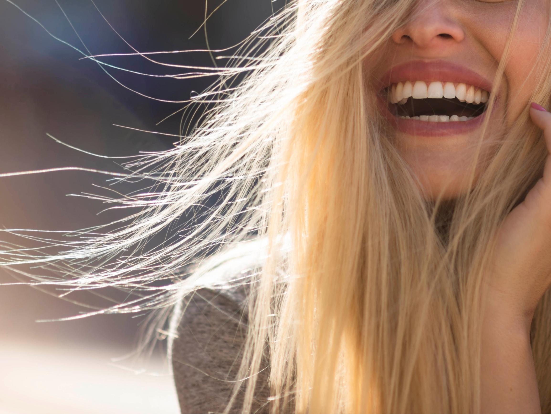 Haluatko lisää kiiltoa hiuksiisi? Valitsimme 5 tuotetta, joiden jälkeen hiuksesi näyttävät kuin olisit juuri tullut kampaajalta