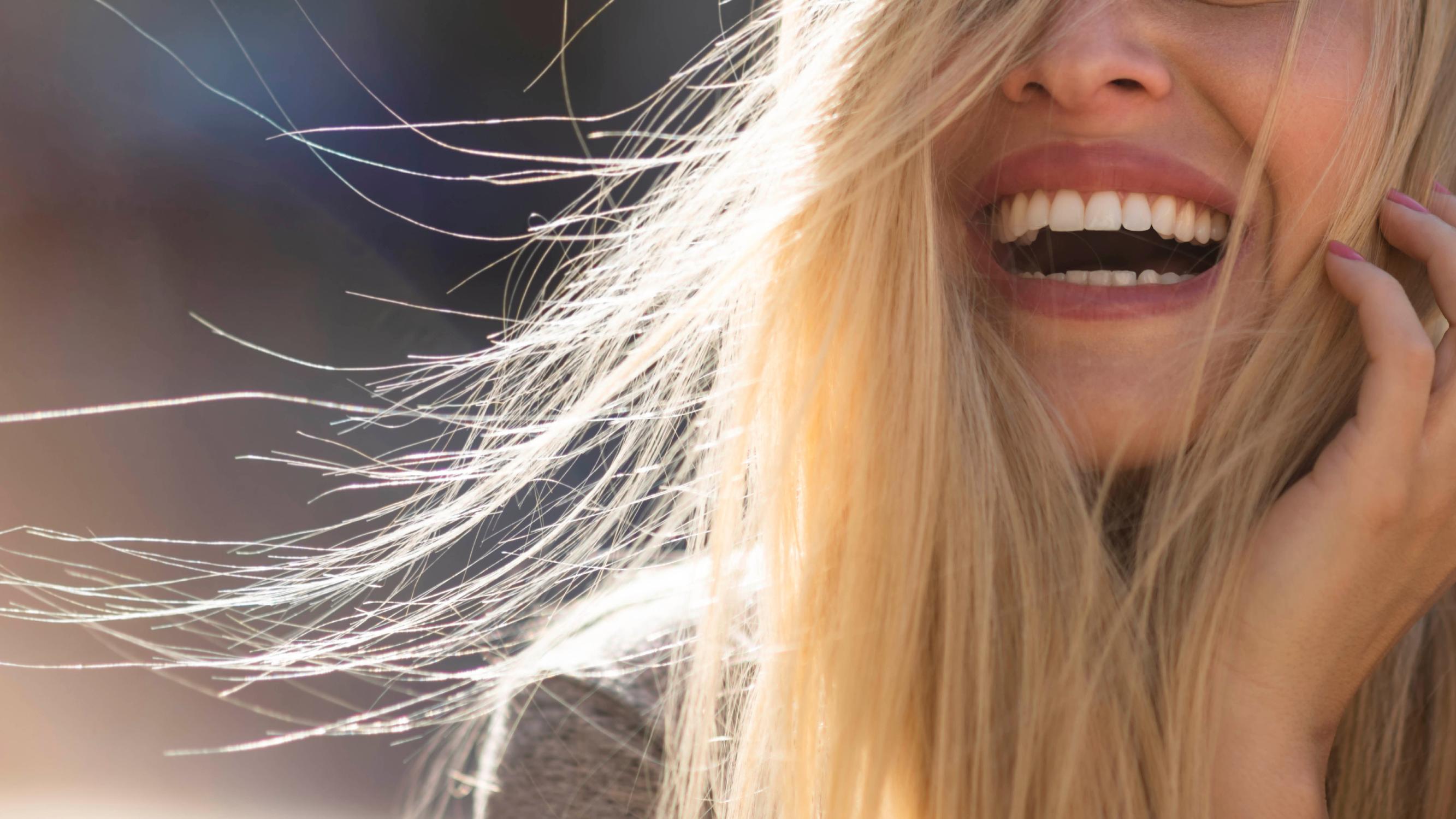 Haluatko lisää kiiltoa hiuksiisi? Valitsimme 5 tuotetta, joiden jälkeen hiuksesi näyttävät kuin olisit juuri tullut kampaajalta