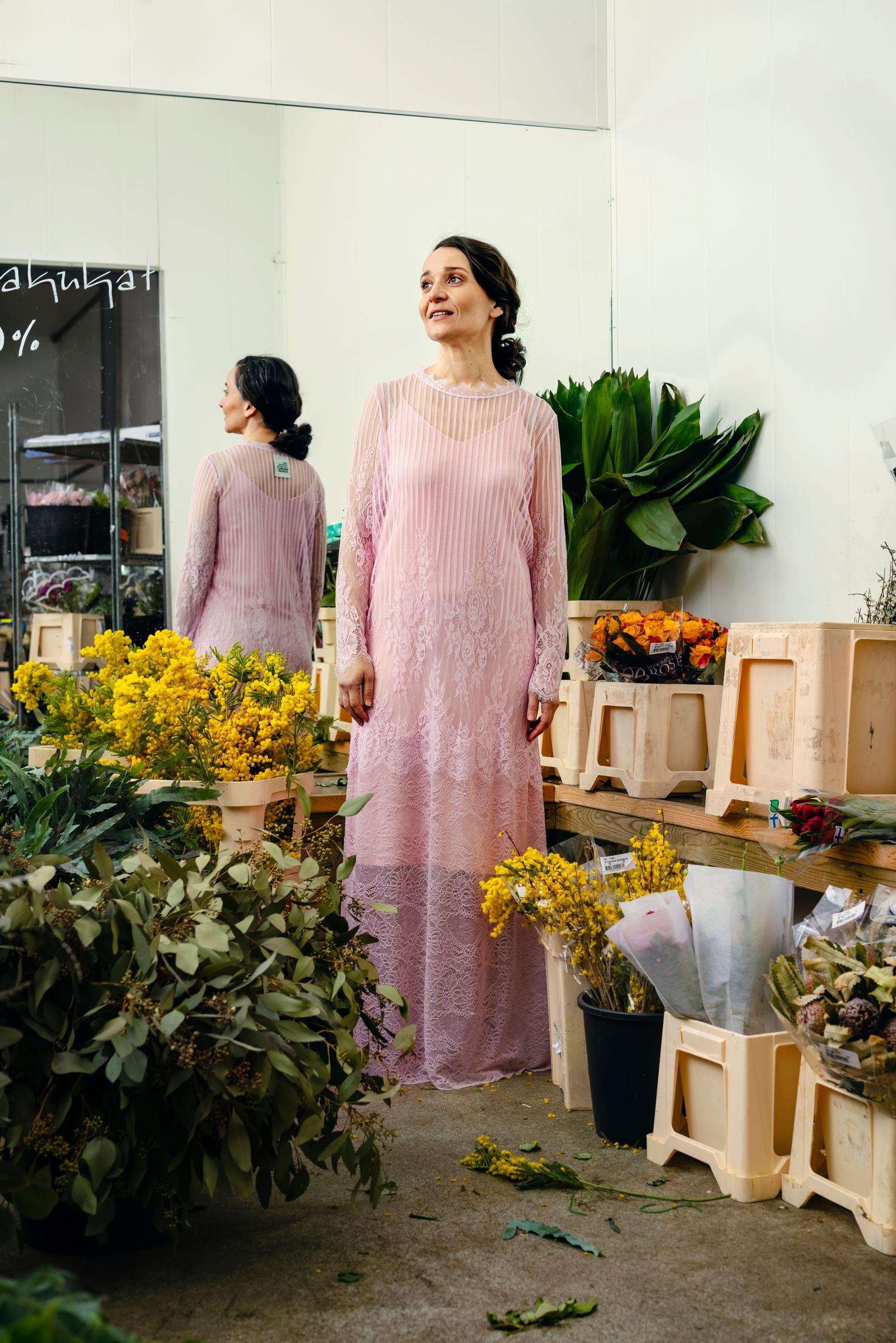 Vaaleanpunainen pitkä mekko Noora Dadun yllä.