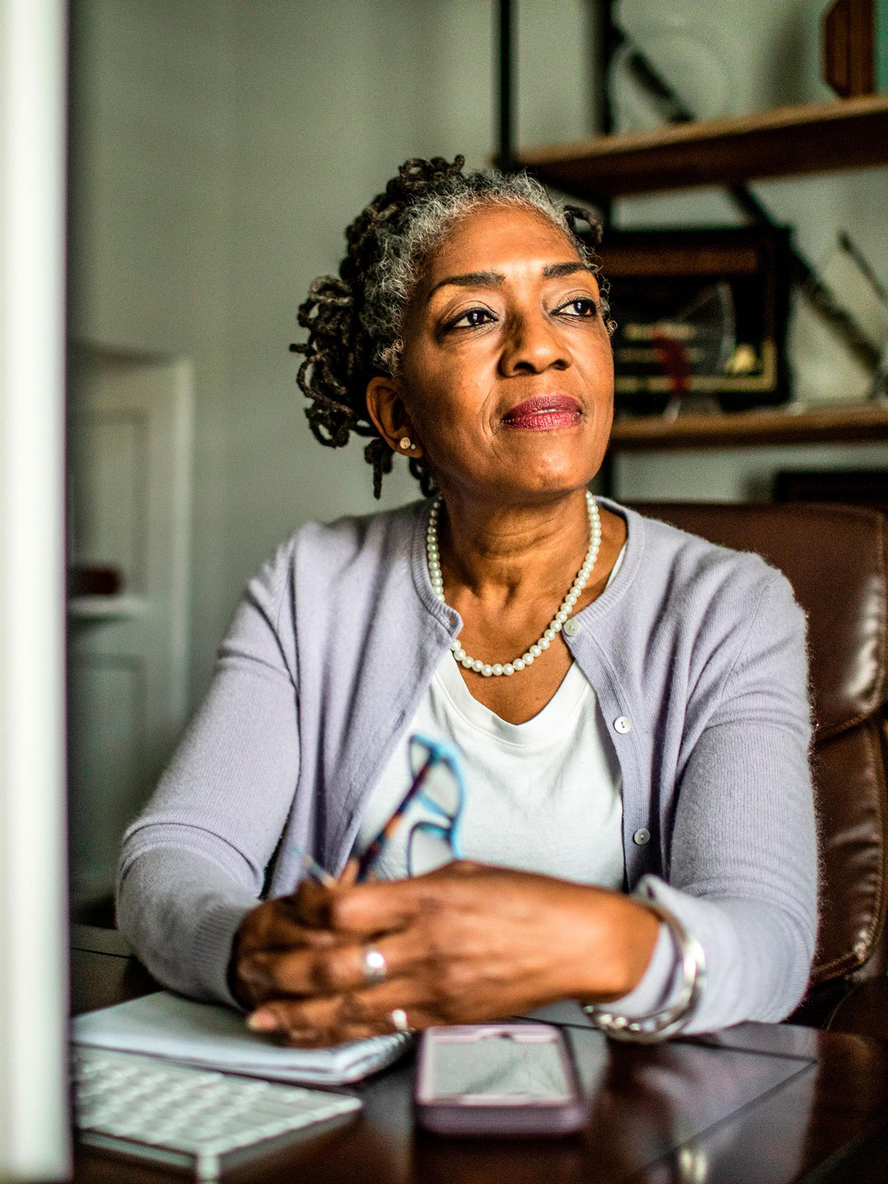 Tuntuuko, että olet liian vanha deittailemaan tai käyttämään minihametta? Psykoterapeutti antaa 3 vinkkiä, joiden avulla teet mitä lystäät