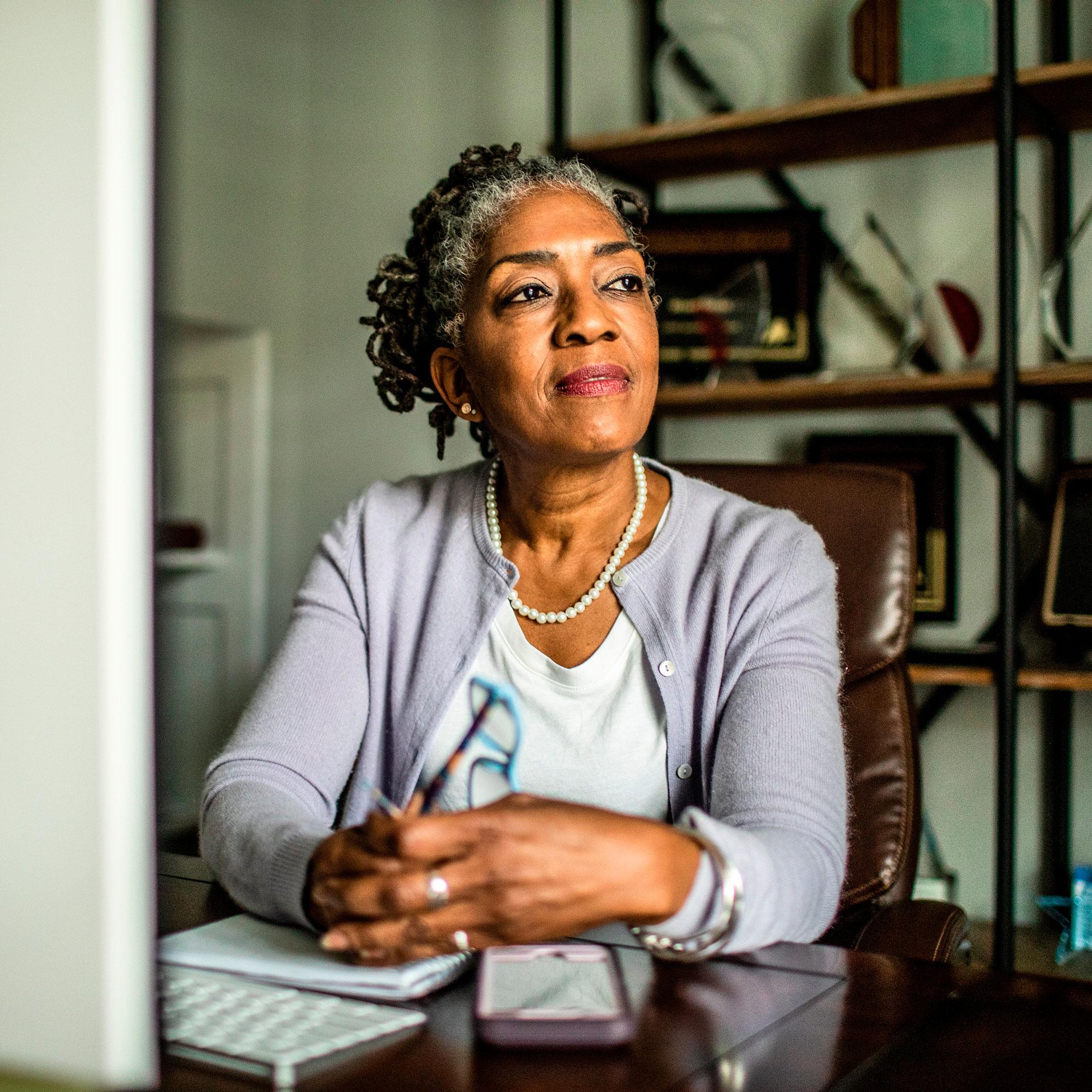 Tuntuuko, että olet liian vanha deittailemaan tai käyttämään minihametta? Psykoterapeutti antaa 3 vinkkiä, joiden avulla teet mitä lystäät