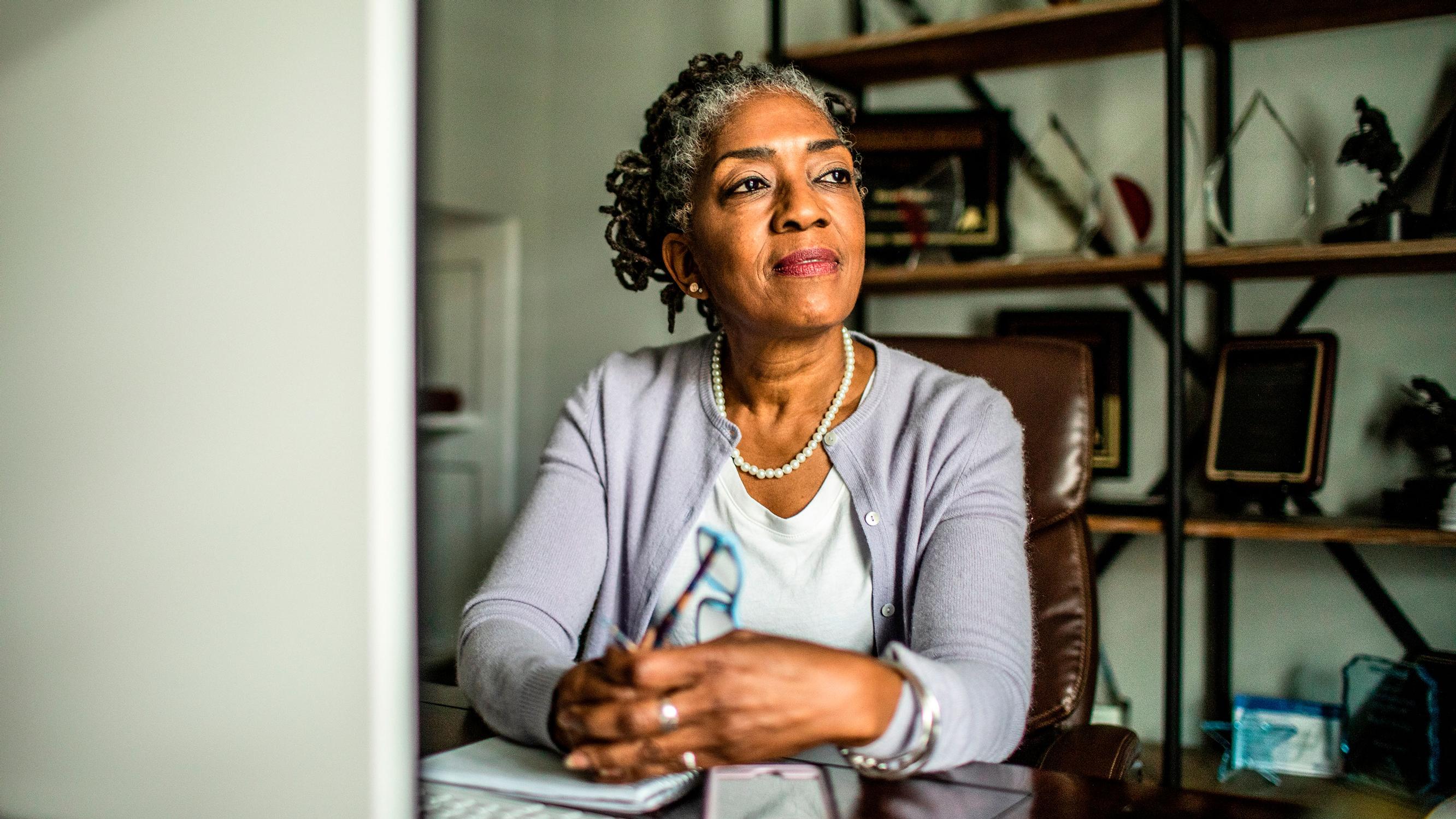 Tuntuuko, että olet liian vanha deittailemaan tai käyttämään minihametta? Psykoterapeutti antaa 3 vinkkiä, joiden avulla teet mitä lystäät